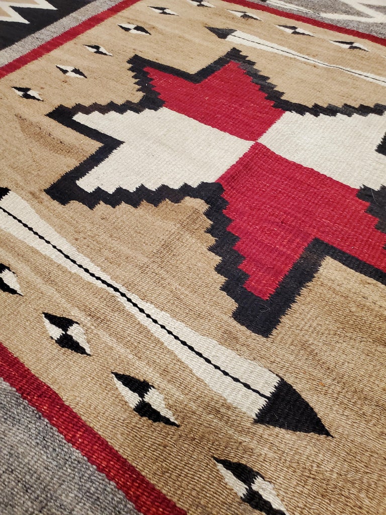 Tapis Navajo Yei ancien, Tapis oriental, Tapis en laine fait à la main,  Gris, Rouge et Caramel En vente sur 1stDibs