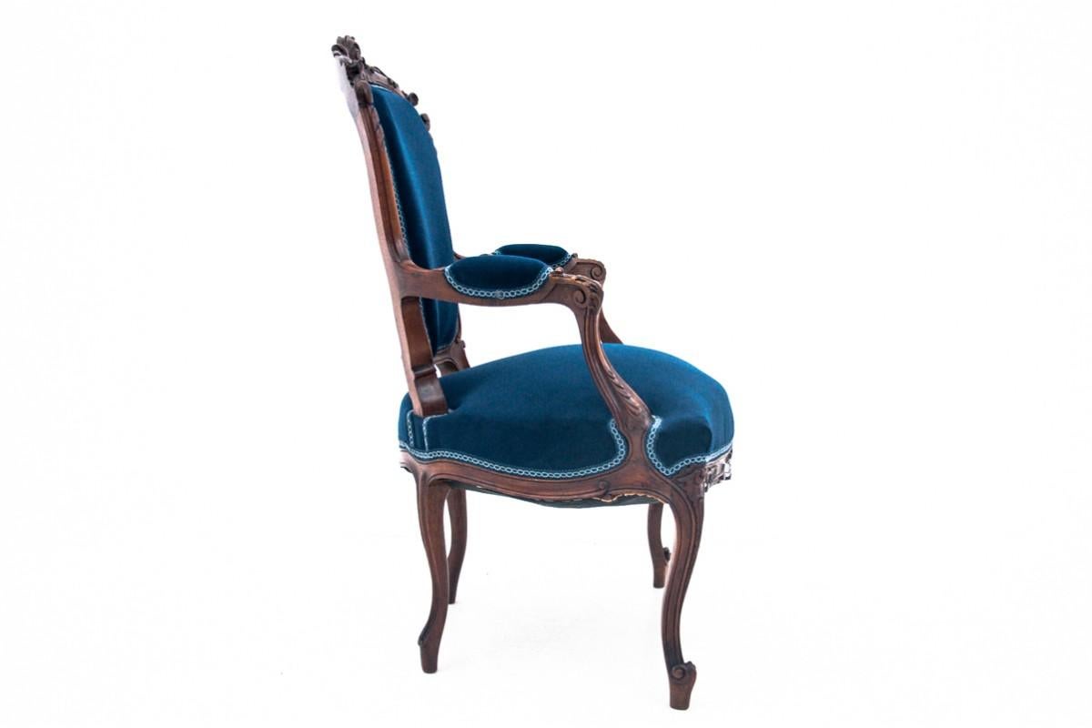 Un fauteuil ancien datant d'environ 1890. Le mobilier est en très bon état, après une rénovation professionnelle, l'assise et le dossier ont été recouverts d'un nouveau tissu.

Dimensions : Hauteur 95 cm / hauteur du siège. 44 cm / largeur 66 cm /