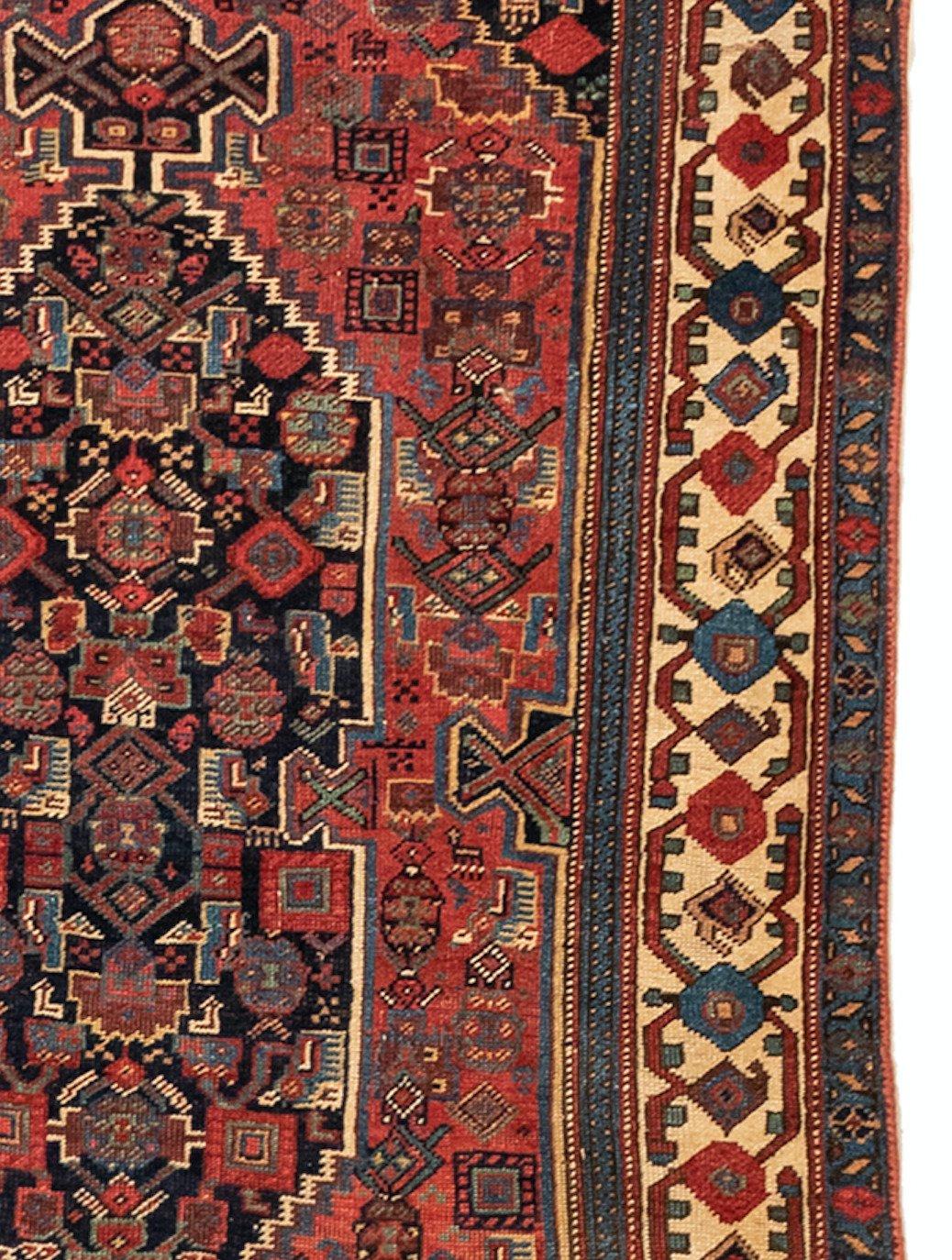 Antiker geometrischer persischer Bijar-Teppich, marineblauer und elfenbeinfarbener Stammeskunst, um 1900 (Persisch) im Angebot