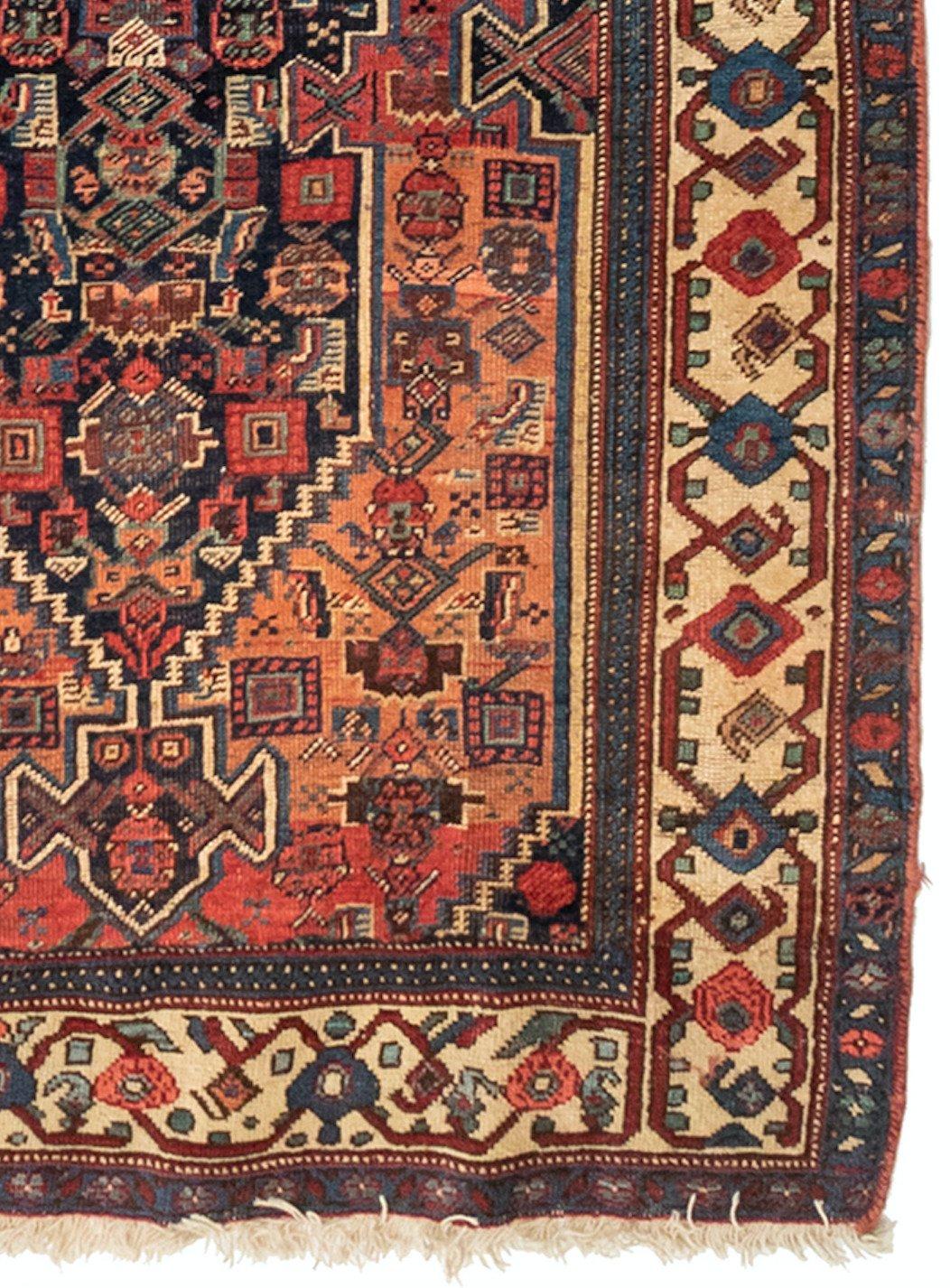 Antiker geometrischer persischer Bijar-Teppich, marineblauer und elfenbeinfarbener Stammeskunst, um 1900 (Handgeknüpft) im Angebot