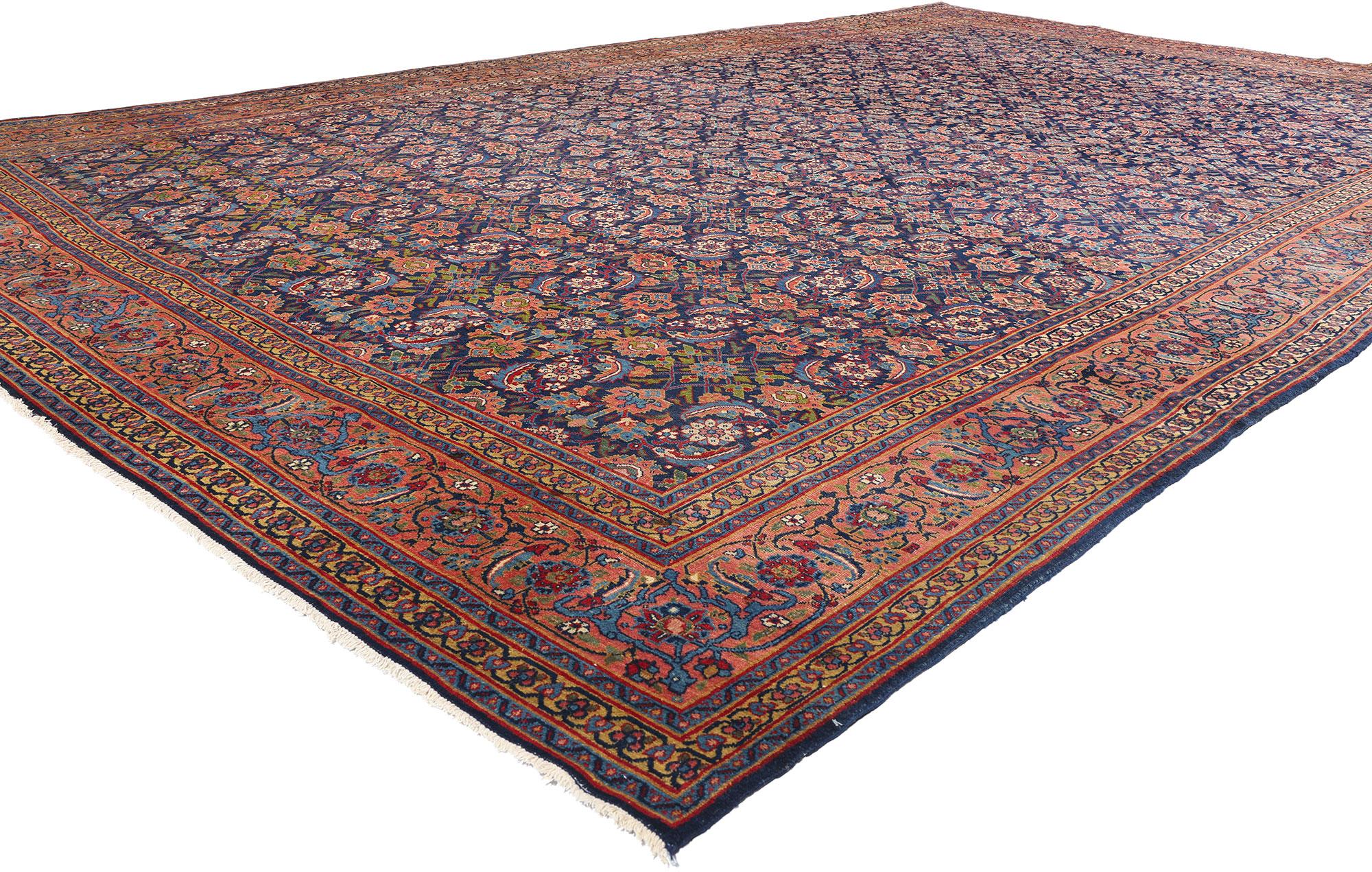90018 Tappeto Tabriz persiano antico, 10'11 x 17'00. Questo antico tappeto persiano Tabriz, annodato a mano in lana pregiata, è un esempio di design intricato e di eredità culturale. Il grande campo blu navy del tappeto è sontuosamente ornato da un