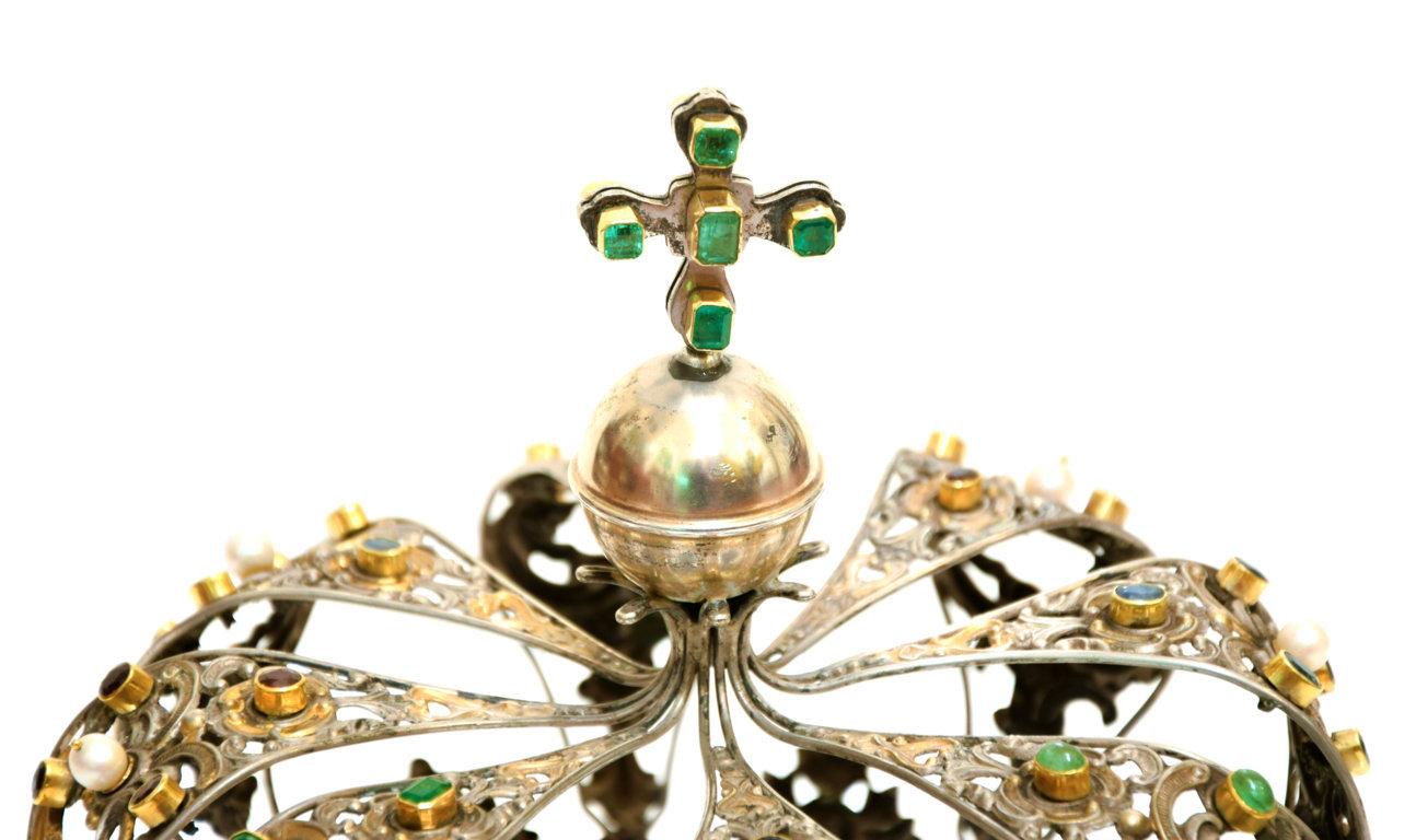 This Antique Neapolitan Crown is an original decorative object realized in Neaples in the first decades of the XVIII Century. 

Original silver-plate, golden-plate and precious stones. 

Hand-made in Italy.

Very good conditions.

Precious and very