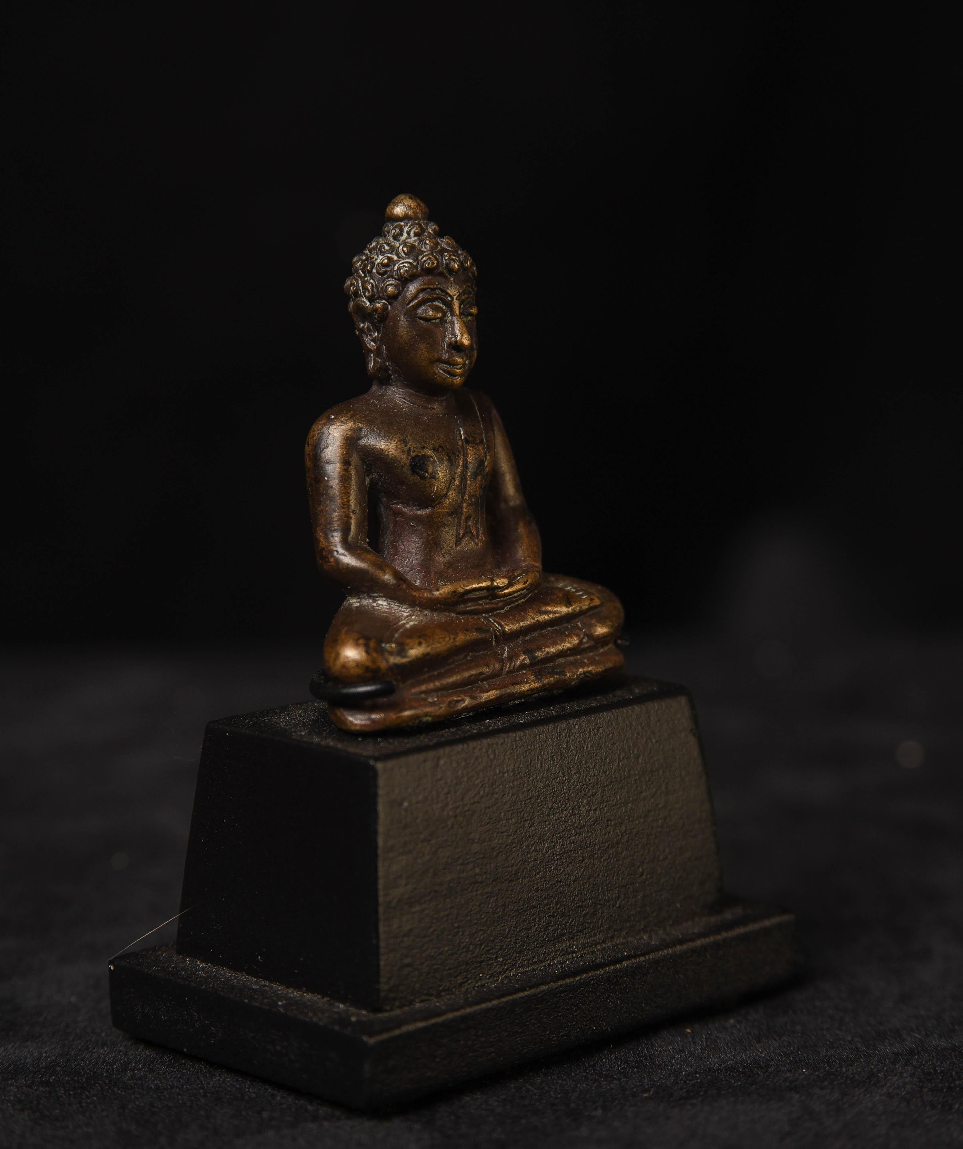 Antique Near Miniature Thai Solid Cast Bronze Buddha, 5999 In Good Condition In Ukiah, CA