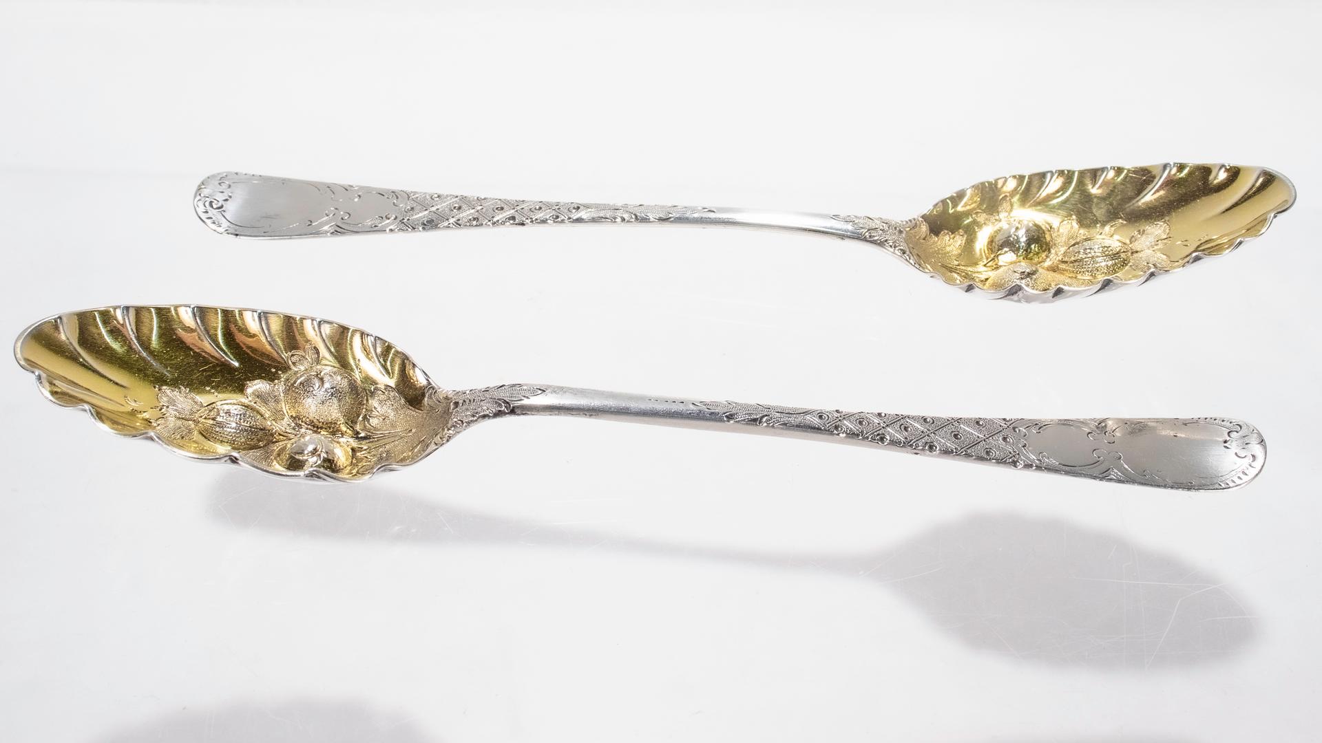 Antike Fast Paar georgische Sterling Silber vergoldet dekoriert Beeren Löffel (Georgian) im Angebot