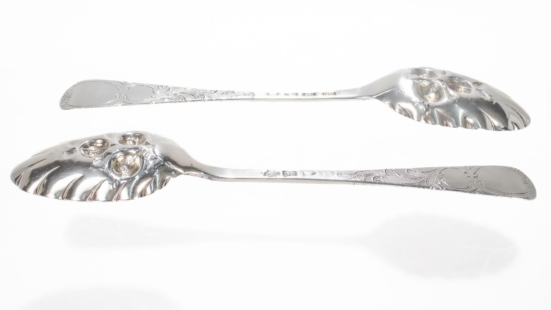 Antike Fast Paar georgische Sterling Silber vergoldet dekoriert Beeren Löffel im Zustand „Gut“ im Angebot in Philadelphia, PA
