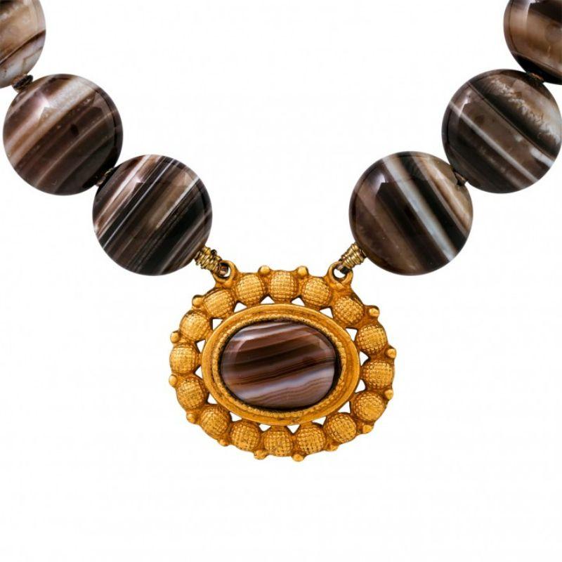 Gold-plated metal clasp, L: approx. 45cm (shortest strand). (16)

 Antique necklace, 2 rows of layered agate, gold metal clasp, L: ca. 45cm (shortest strand).