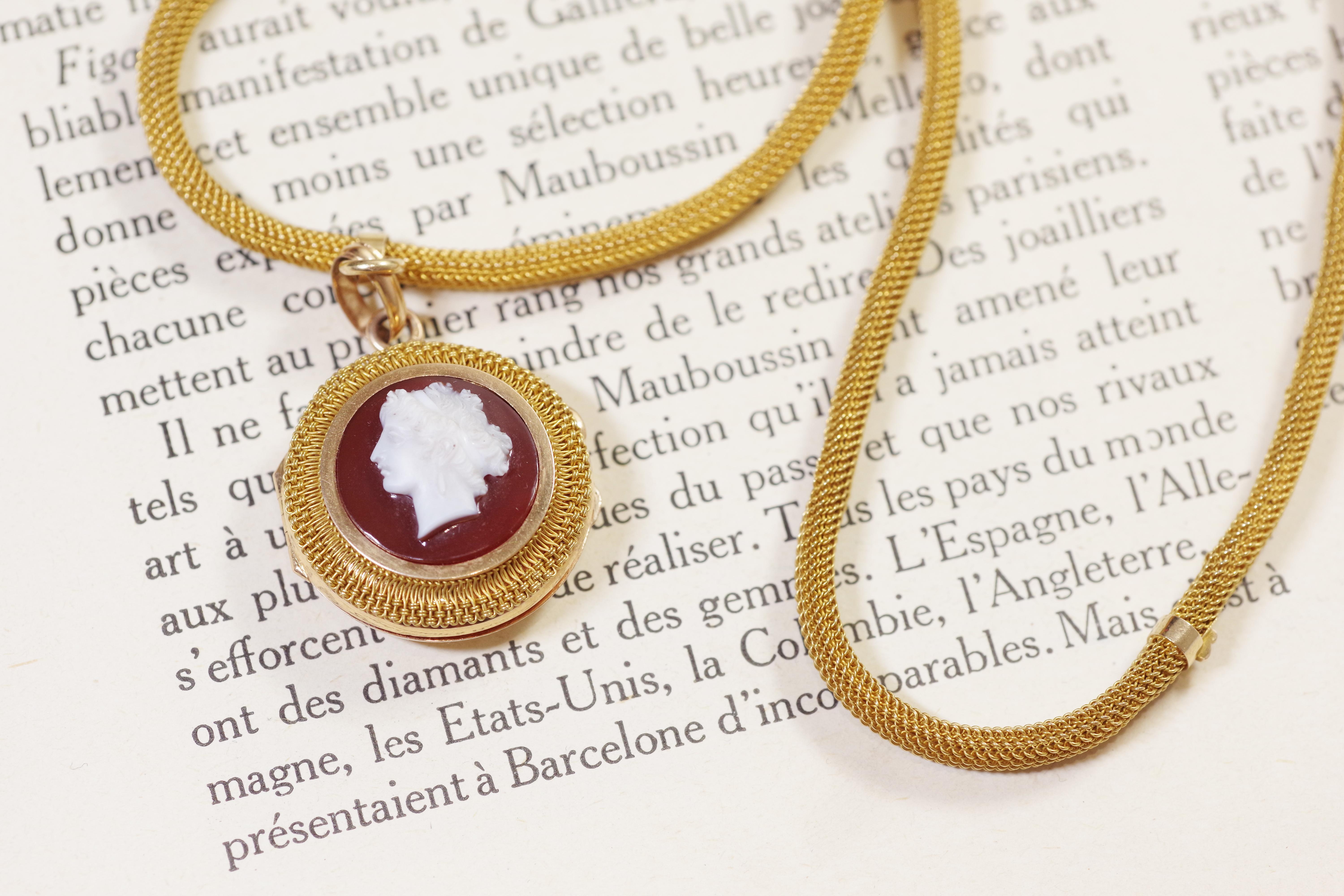 Antique necklace cameo pendant in 18k gold, victorian agate cameo locket pendant For Sale 3