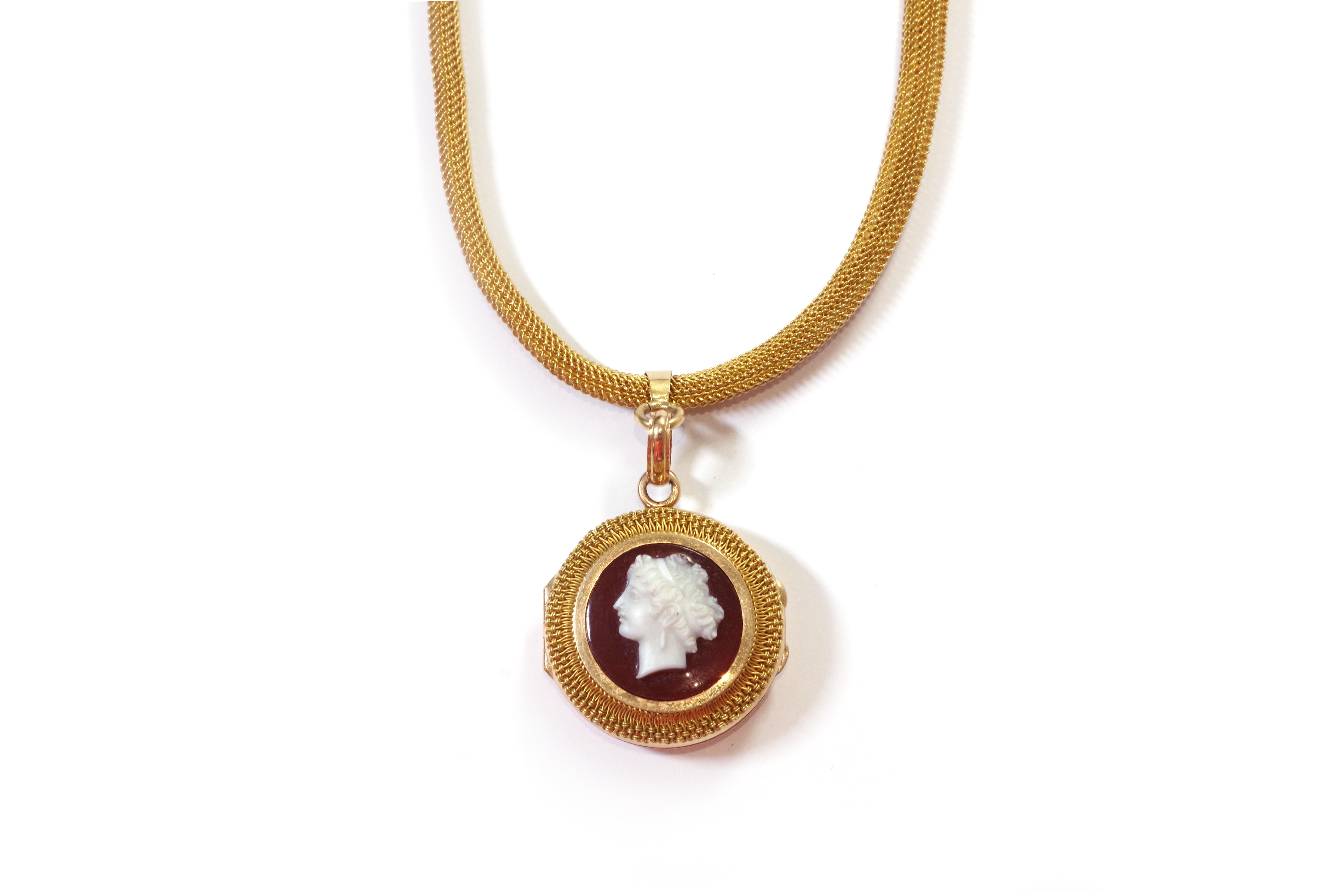 Victorian Antique necklace cameo pendant in 18k gold, victorian agate cameo locket pendant For Sale