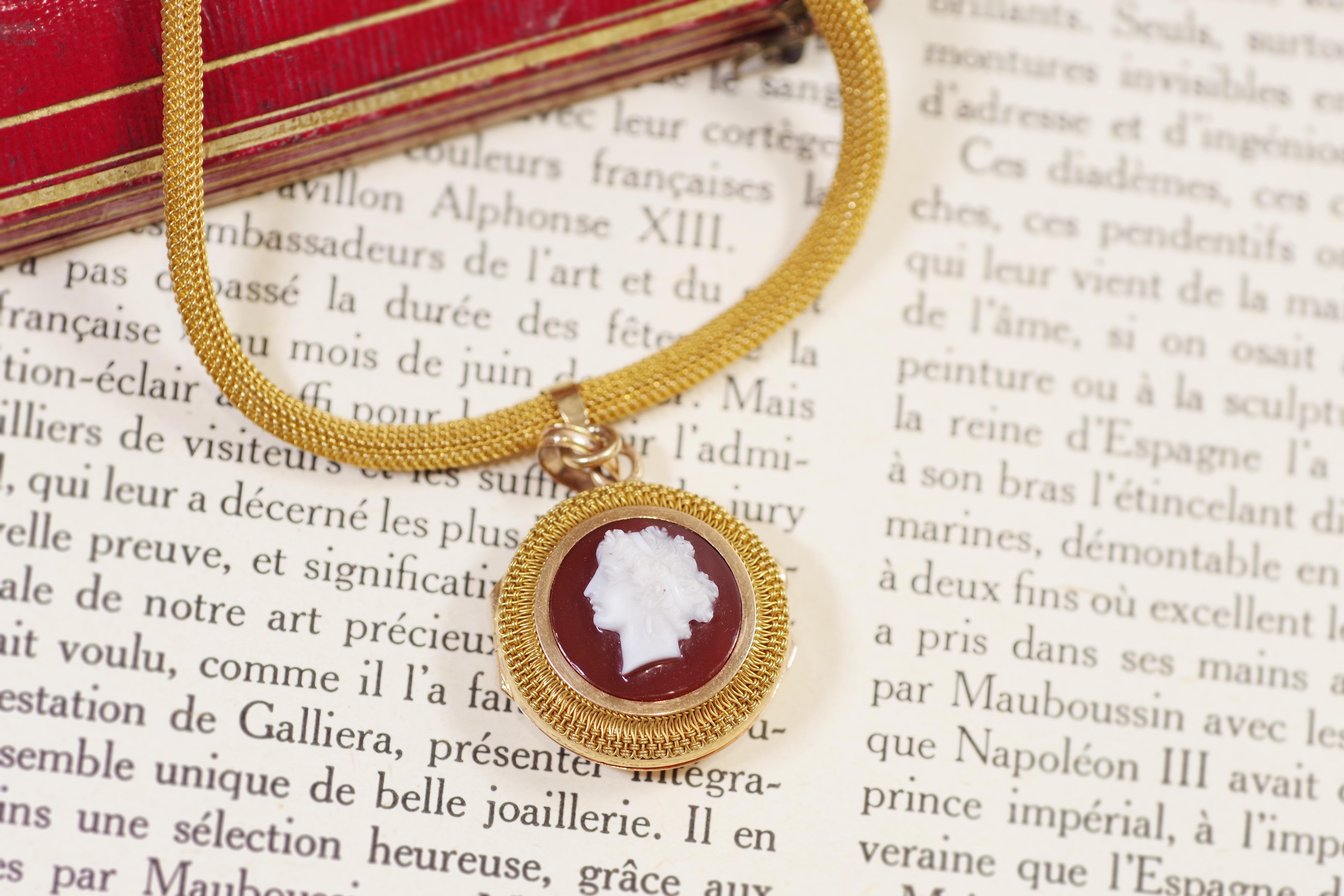 Antique necklace cameo pendant in 18k gold, victorian agate cameo locket pendant For Sale 1