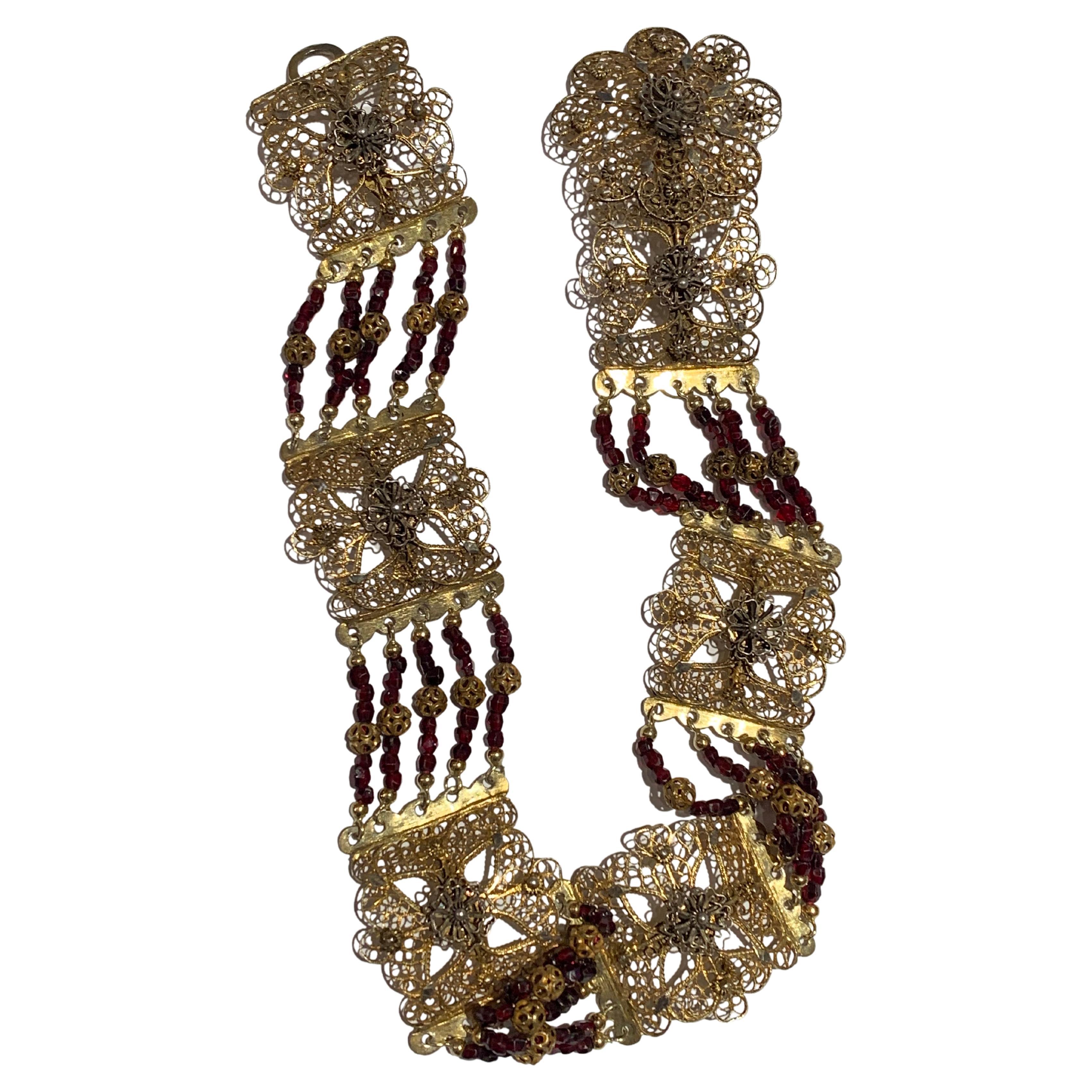 Collier ras du cou ancien en argent filigrane avec perles de grenat facettées en vente