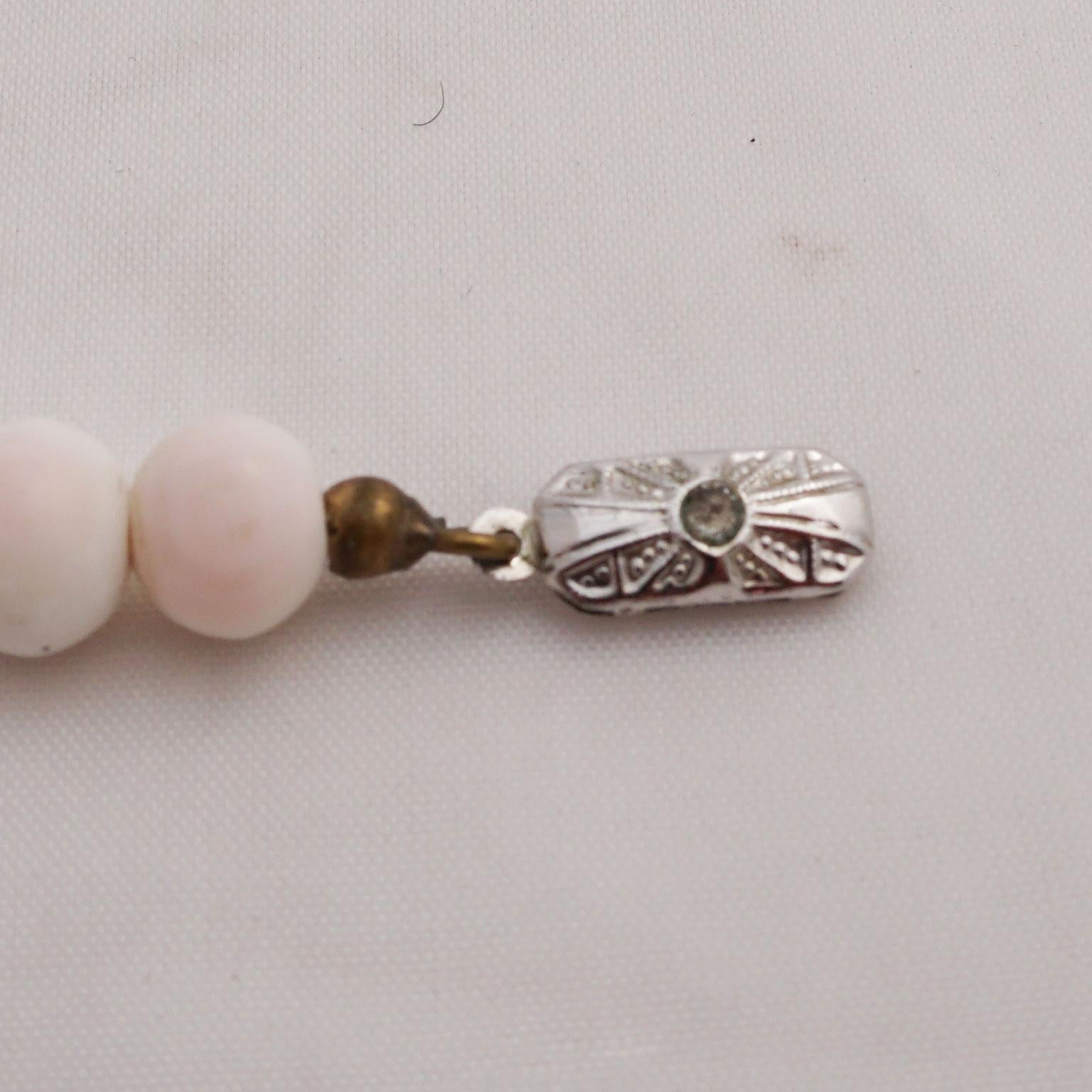 Collier ancien en perles de corail en peau d'ange 
Du blanc au rose pâle, telles sont les couleurs des perles de ce gracieux collier en corail. Les perles sont synchrones et finement taillées. L'origine se situe dans les années trente du siècle