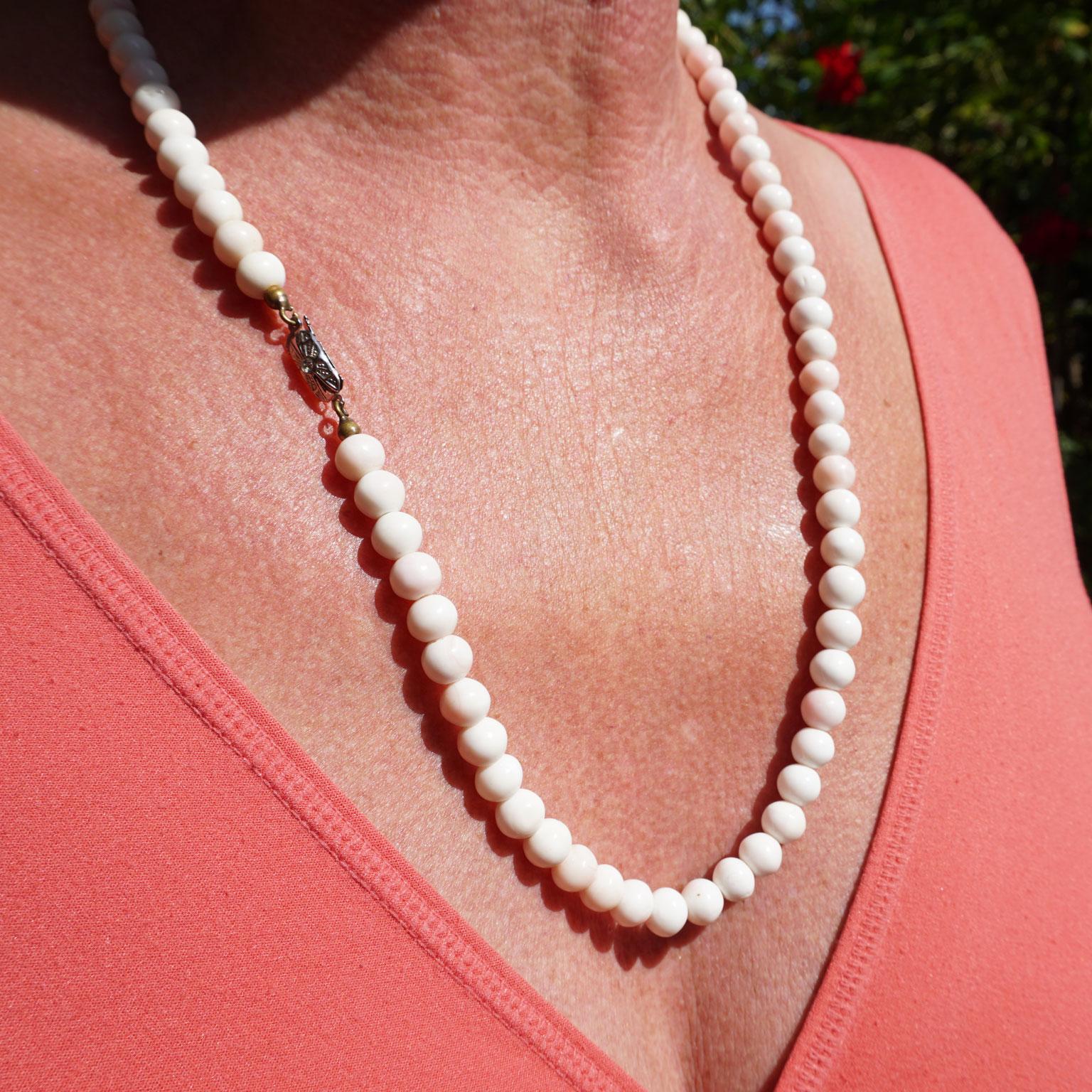 Taille ronde Collier ancien en perles de corail peau d'ange en vente