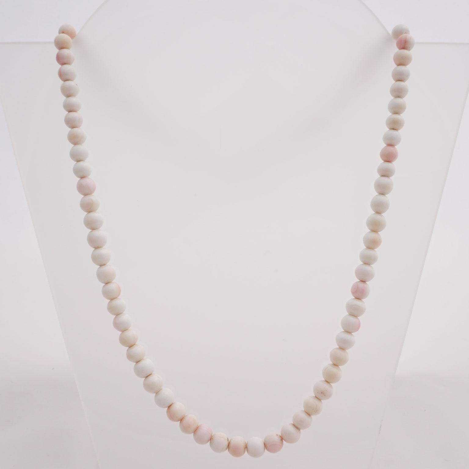 Collier ancien en perles de corail peau d'ange en vente 2