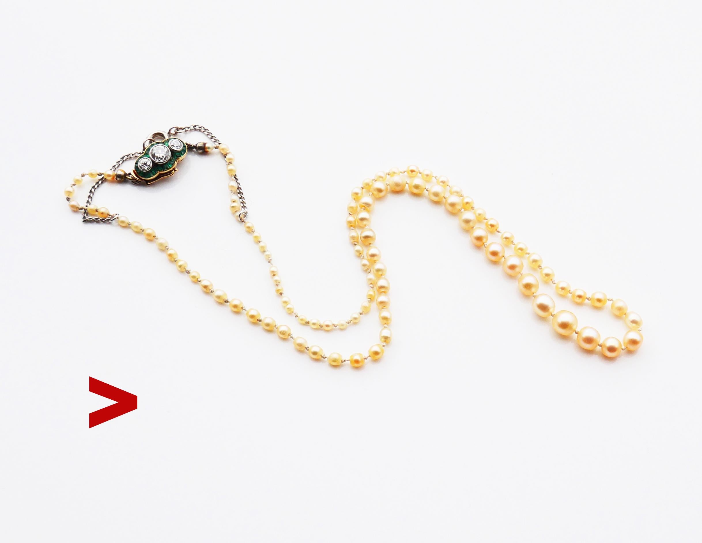 Fein ca. frühen XX Jahrhundert. Halskette mit 99 natürlichen Perlen in verschiedenen Größen, ergänzt durch einen originalen V-Verschluss mit Sicherheitsverschluss in massivem 18 Karat Orange- und Weißgold, verziert mit 3 Diamanten im alten