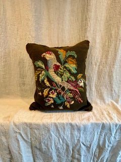 Coussin ancien en broderie au point de croix, tiré d'un sampler victorien
