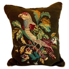 Coussin ancien en broderie au point de croix, tiré d'un sampler victorien