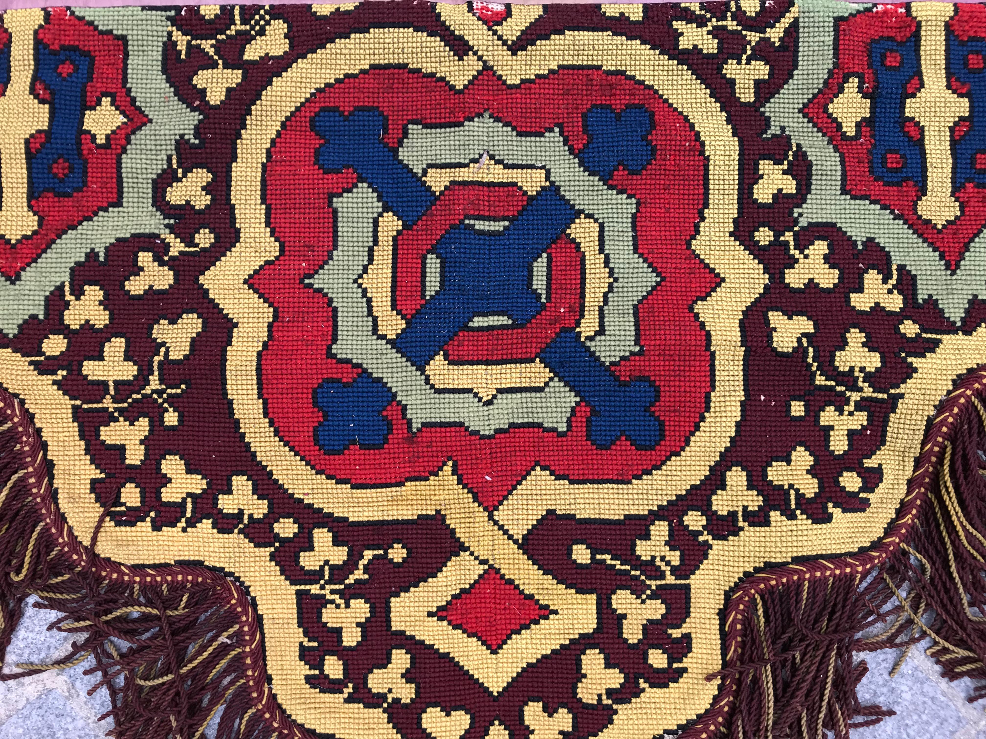 Beautiful 19th century needlepoint tapestry for the up of the door, with nice natural colors, wool and silk
Good conditions.