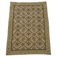 Tapis floral antique aux points d'aiguille