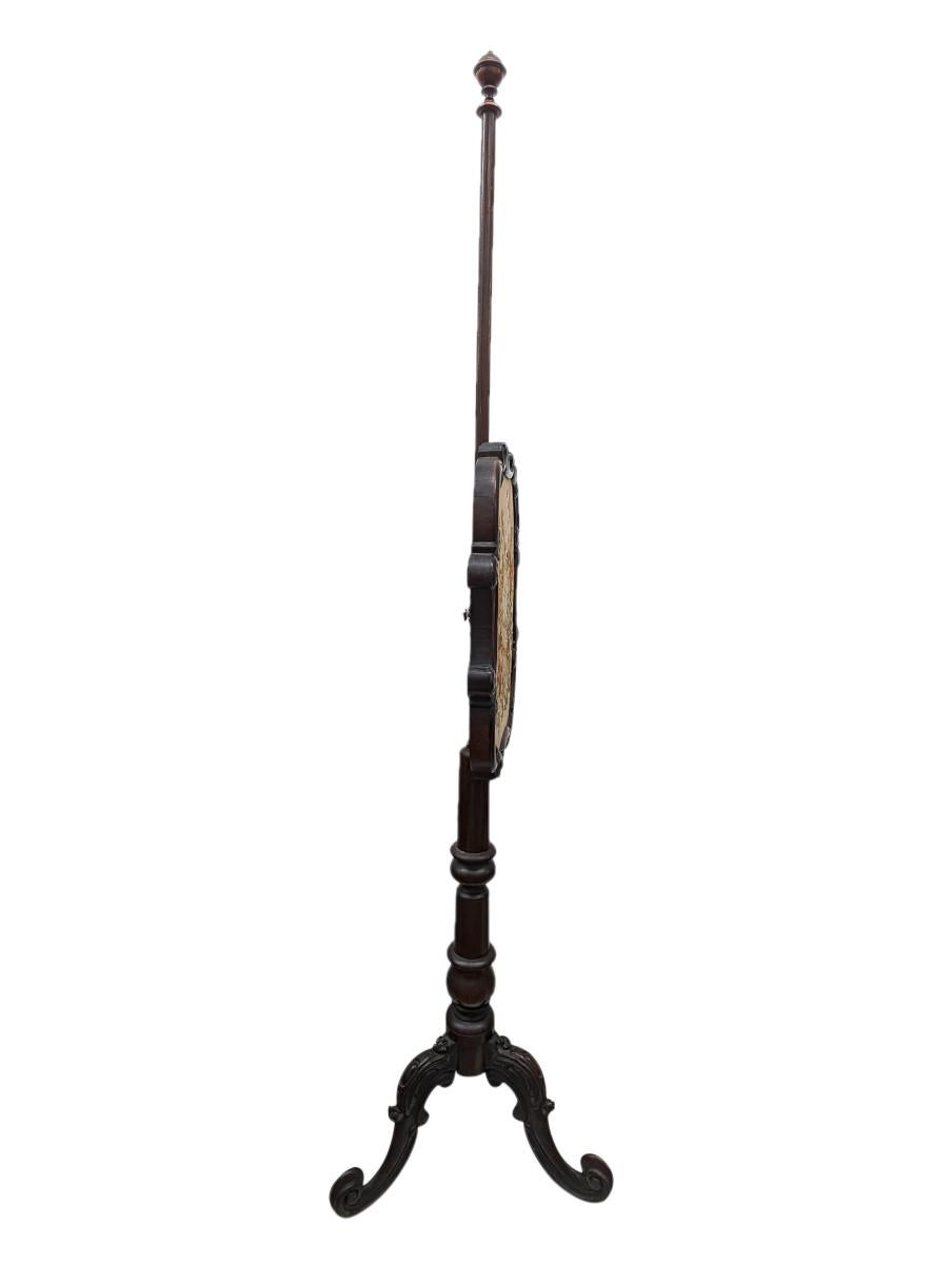 Antiker Needlepoint Pole Kaminschirm (Holz) im Angebot
