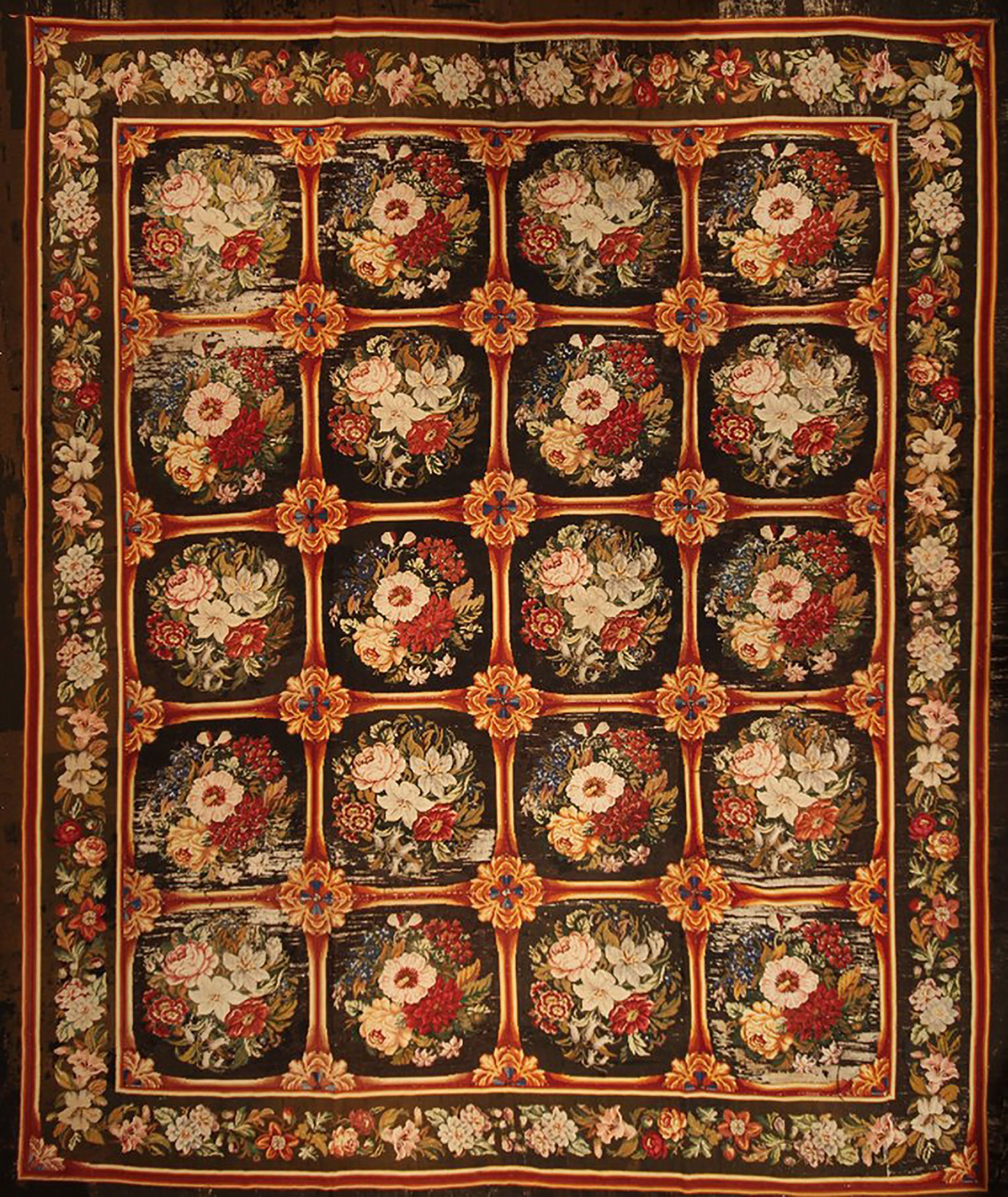 Tapis ancien à l'aiguille à motifs floraux marron, rouge et vert de Rug & Kilim