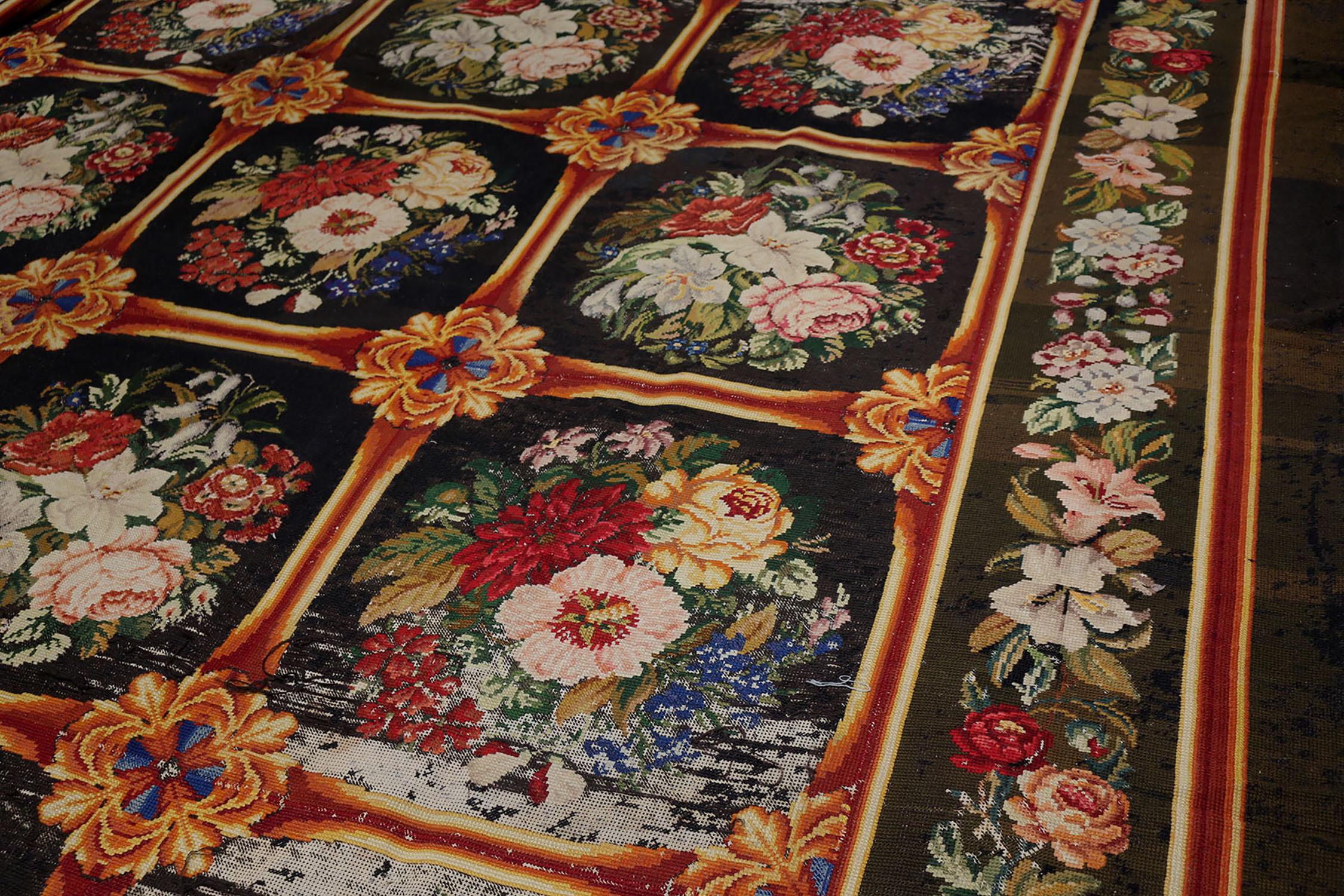 Ein englischer Nadelspitze-Teppich im Format 13x15 aus den 1920er Jahren, der die Antique & Vintage-Kollektion von Rug & Kilim ergänzt. Das reichhaltige Stück zeugt von einer einzigartigen Abkehr von der traditionellen Wiederholung und ergänzt die