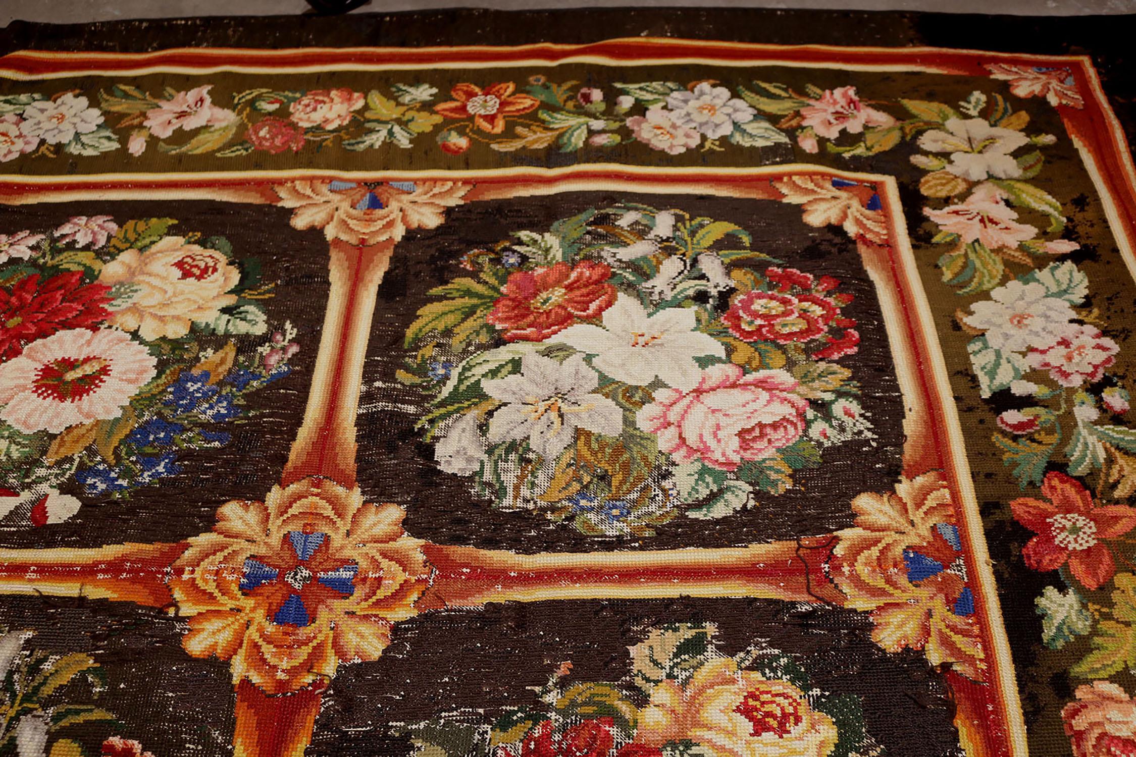 Antiker Gobelinstickerei-Teppich mit braunem, rotem und grünem Blumenmuster von Teppich & Kelim (Englisch) im Angebot