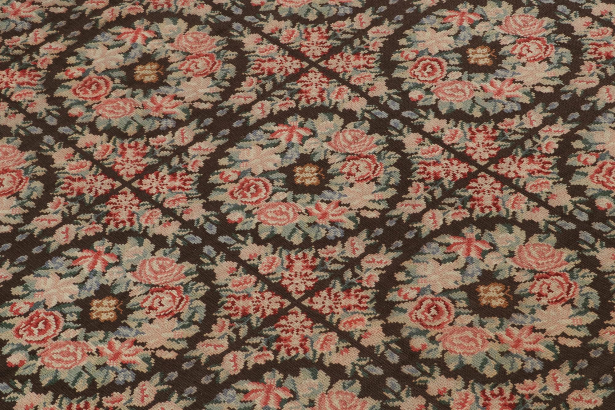 Antiker Nadelvlies-Teppich in Brown mit botanischen Blumen, von Rug & Kilim (Spanisch) im Angebot