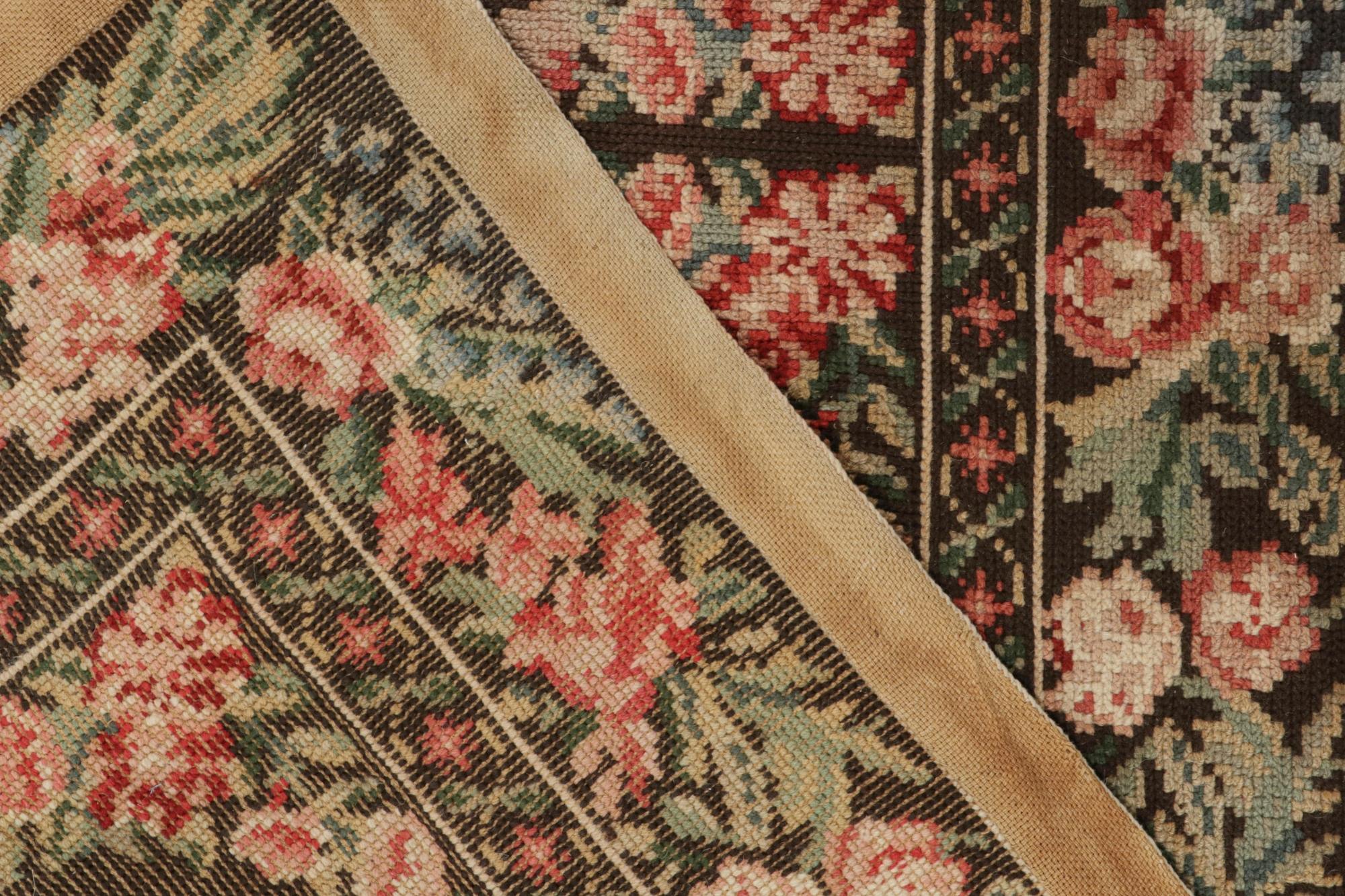 Antiker Nadelvlies-Teppich in Brown mit botanischen Blumen, von Rug & Kilim (Wolle) im Angebot