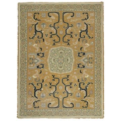 Tapis d'antiquités en or avec médaillon bleu et fleurs