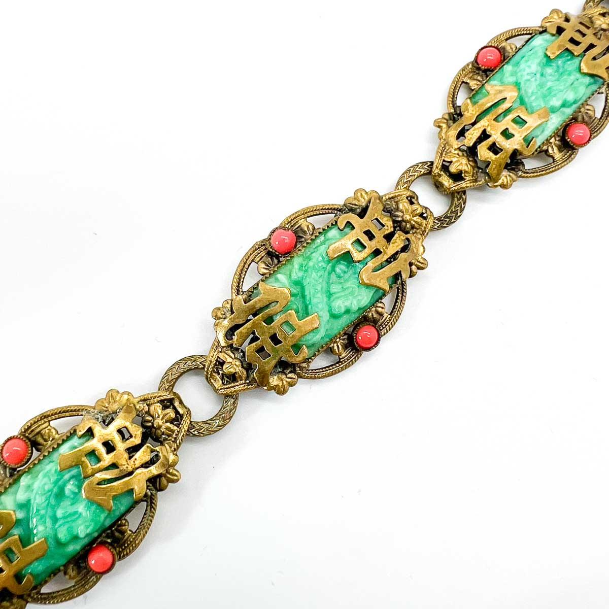 Un bel exemple authentique des très recherchés bijoux de style Chinoiserie des frères Neiger. Un bracelet antique Neiger Chinoiserie des années 1920. Les meilleures pièces de Neiger regorgent de détails et de motifs, et celle-ci ne fait pas