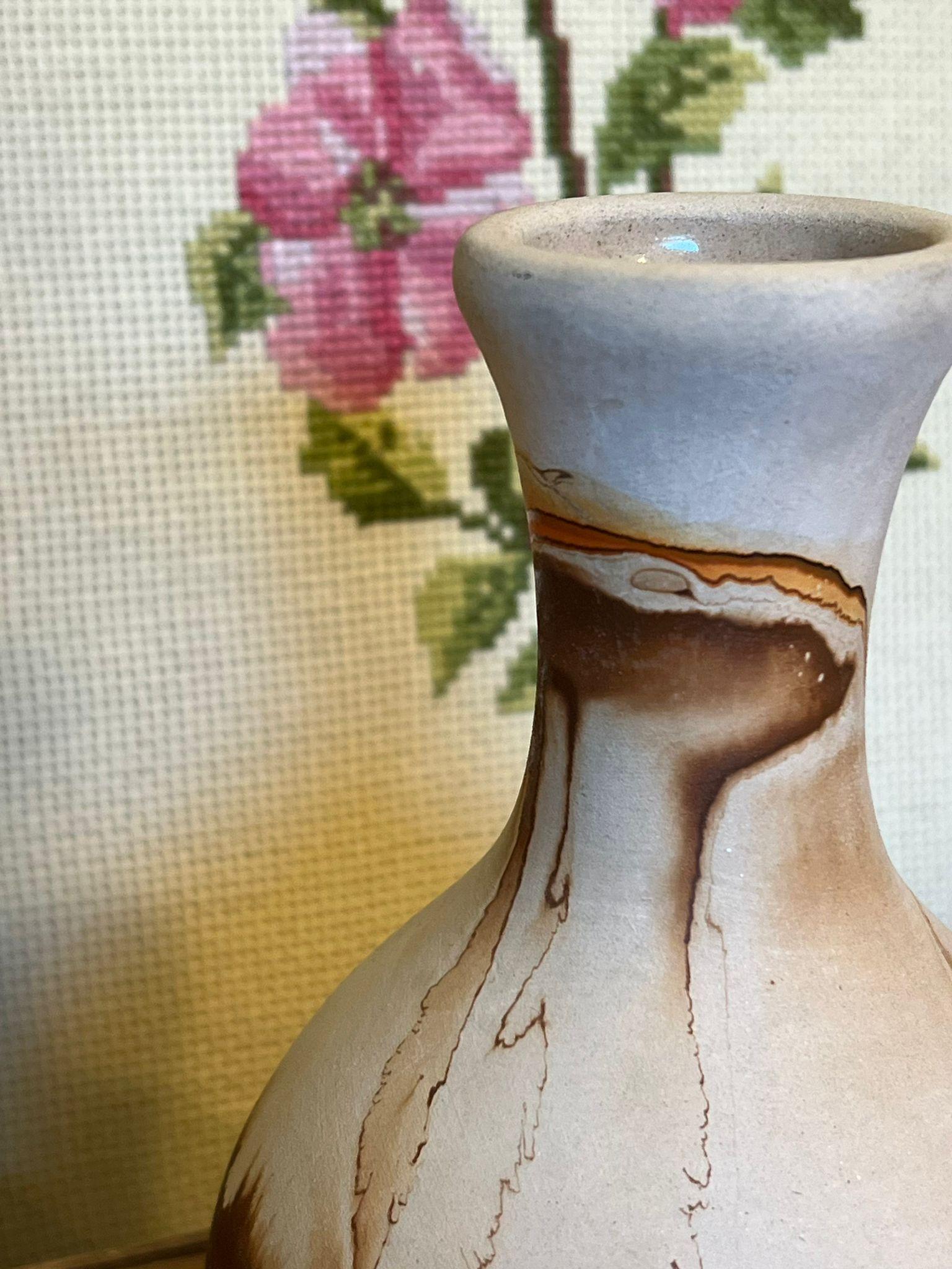 Antike Nemadji-Vase aus moderner Kunstkeramik aus der Mitte des Jahrhunderts im Angebot 1