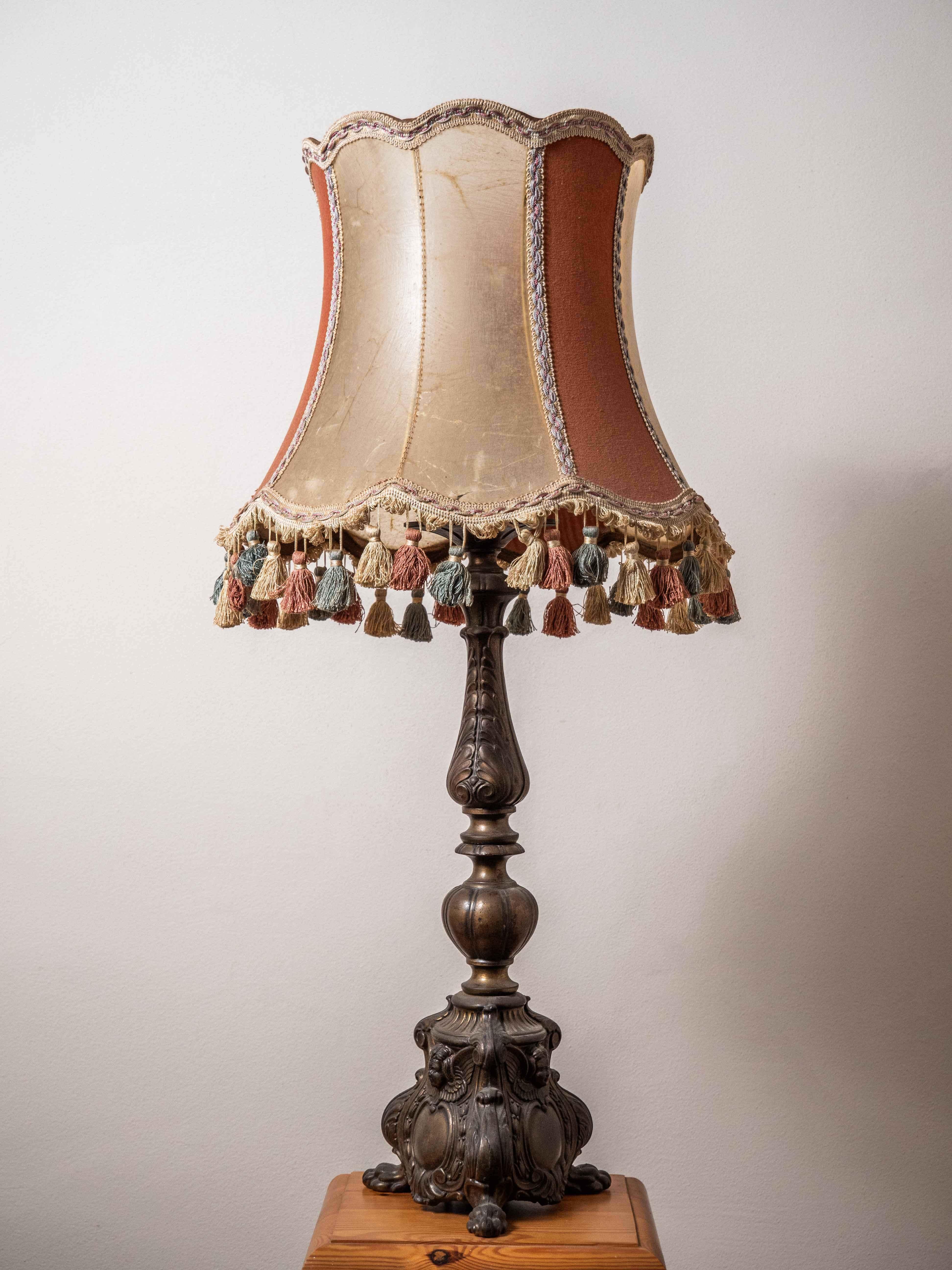 A heavy bronze table lamp with a detailed baroque style leg and a beautiful bladder shade combined with fine mohair fabric and a decorative fringed port at the bottom. The lamp is for one bulb with a classic thread E27 up to 40 W, normal, halogen