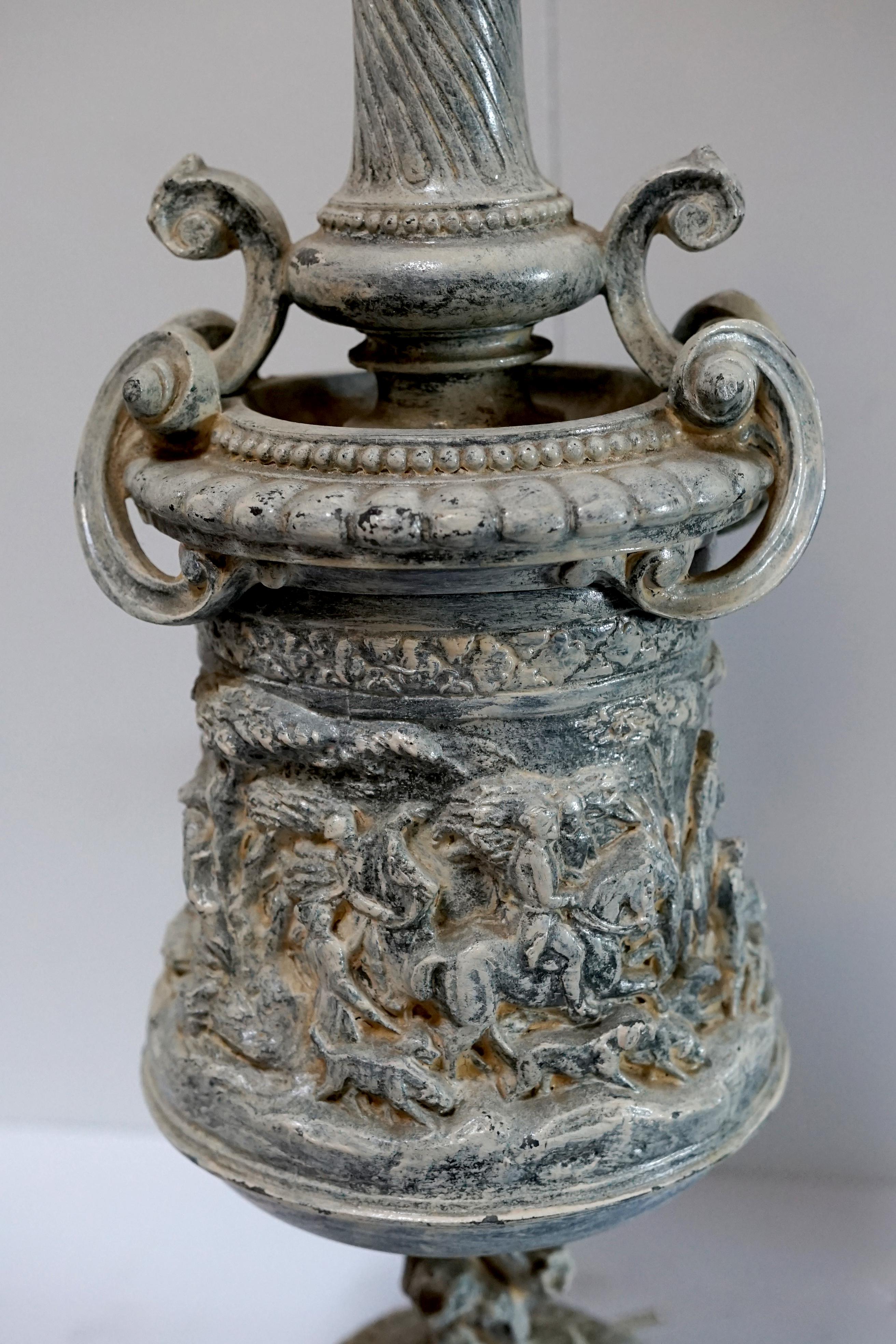 Lampe urne française ancienne de style néoclassique sur pied en zinc en vente 2