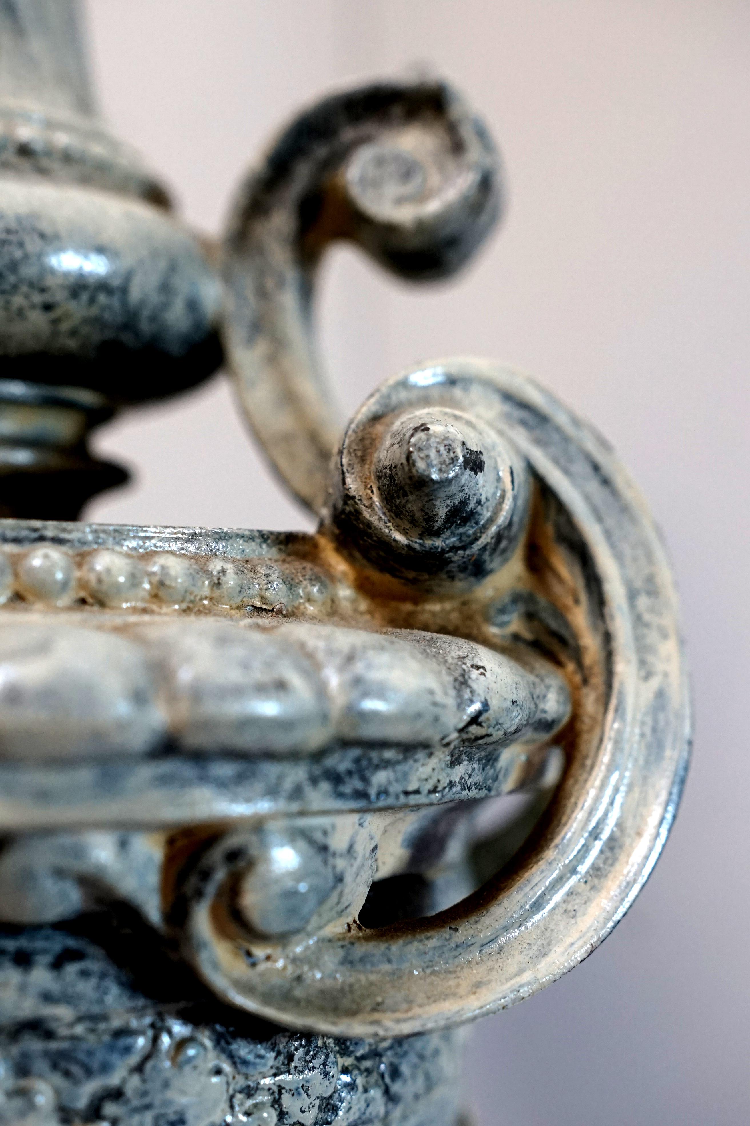 Lampe urne française ancienne de style néoclassique sur pied en zinc en vente 3