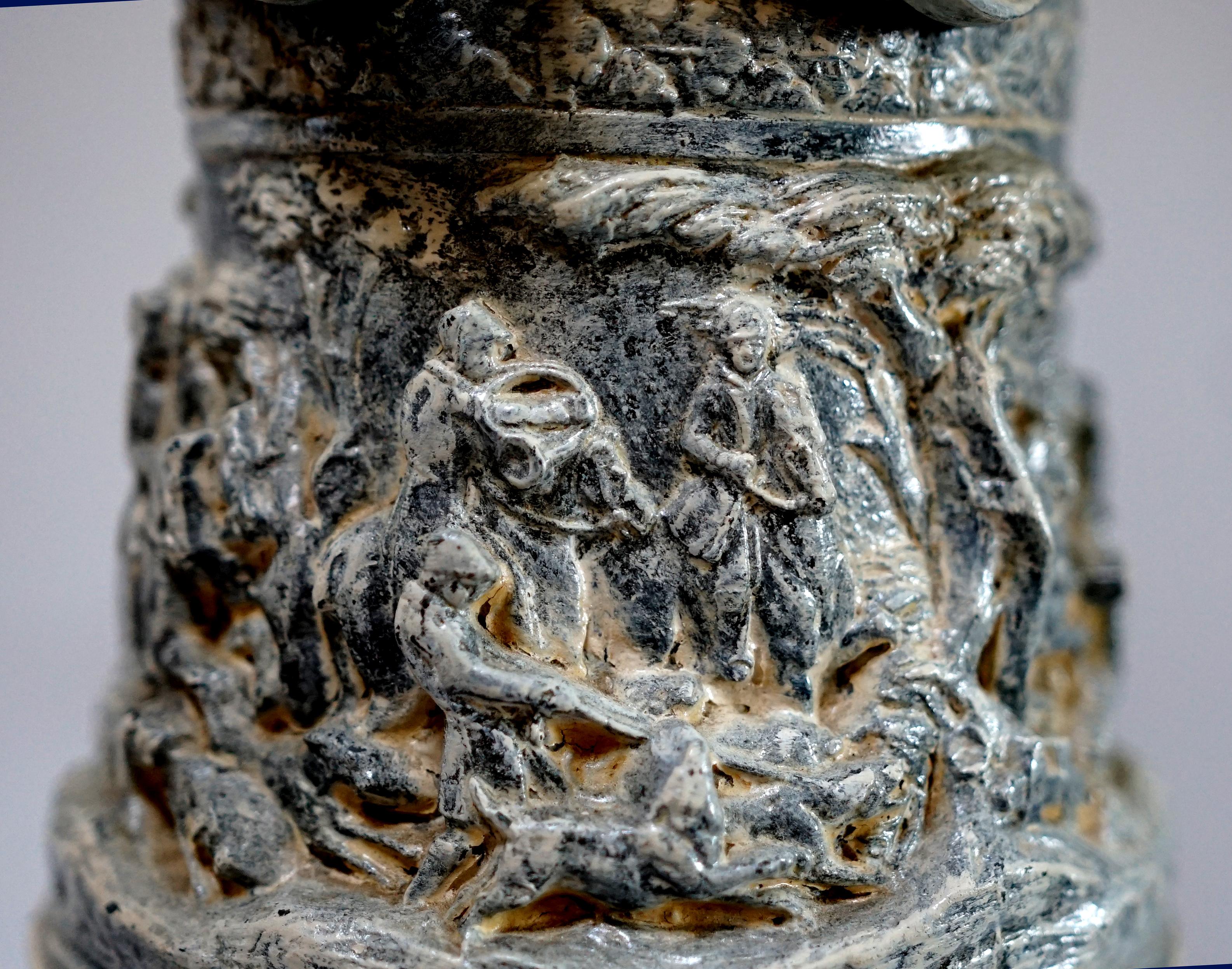 Néoclassique Lampe urne française ancienne de style néoclassique sur pied en zinc en vente