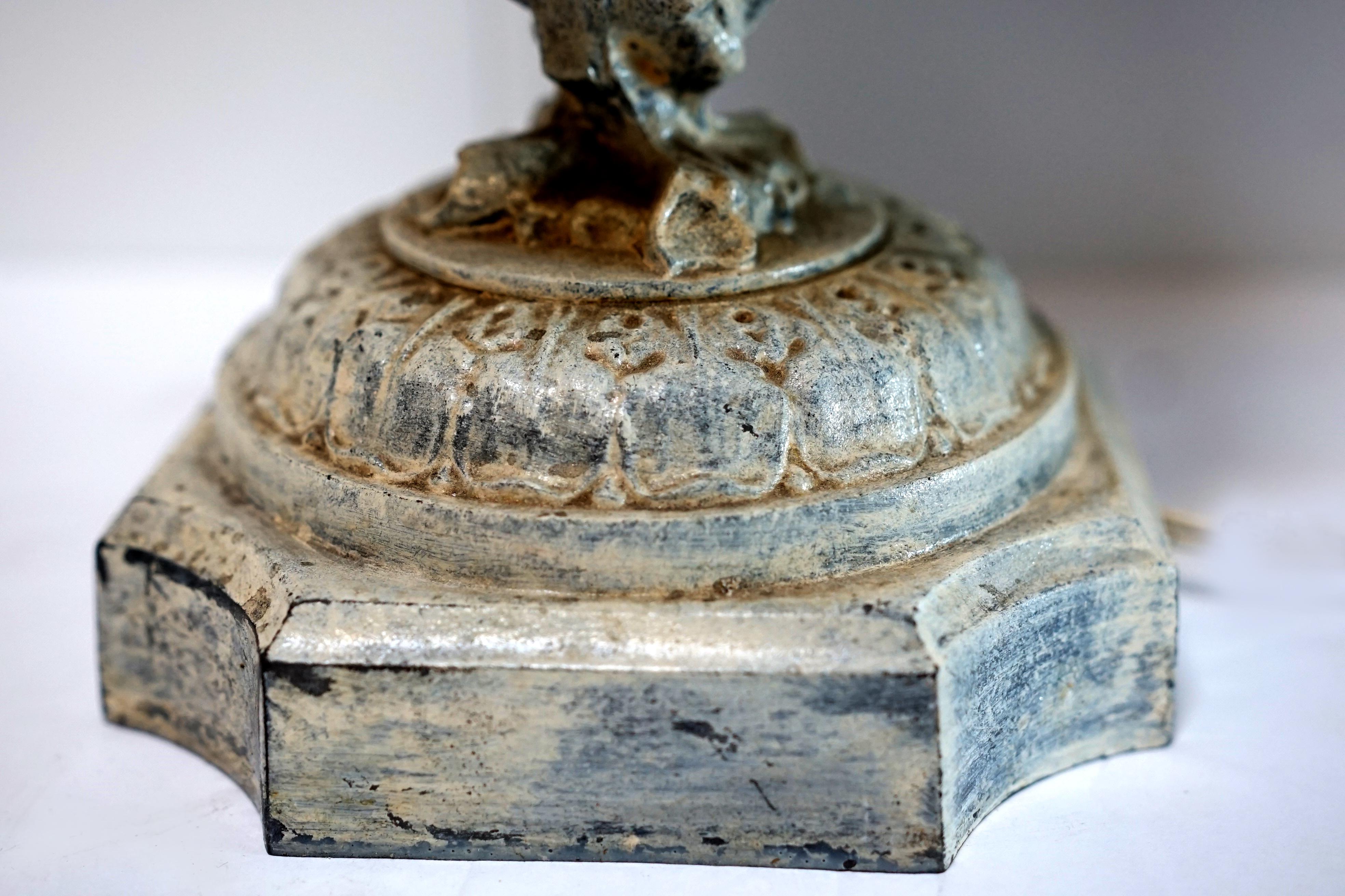 Lampe urne française ancienne de style néoclassique sur pied en zinc Bon état - En vente à Lomita, CA