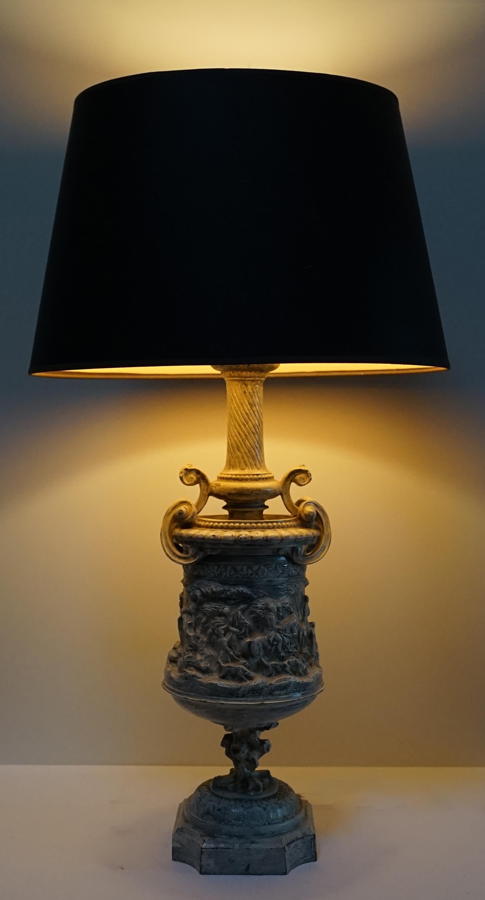 Émail Lampe urne française ancienne de style néoclassique sur pied en zinc en vente