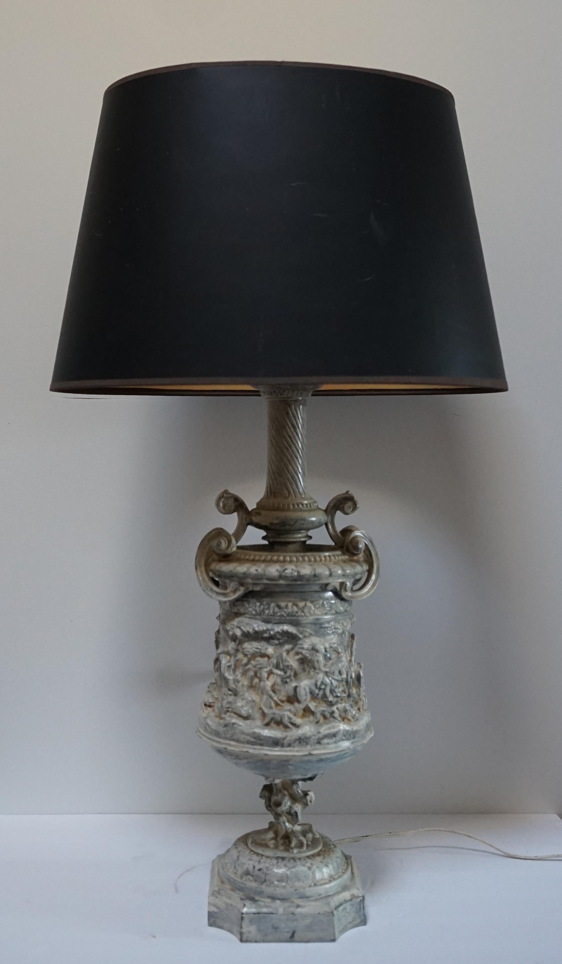 Lampe urne française ancienne de style néoclassique sur pied en zinc en vente 1