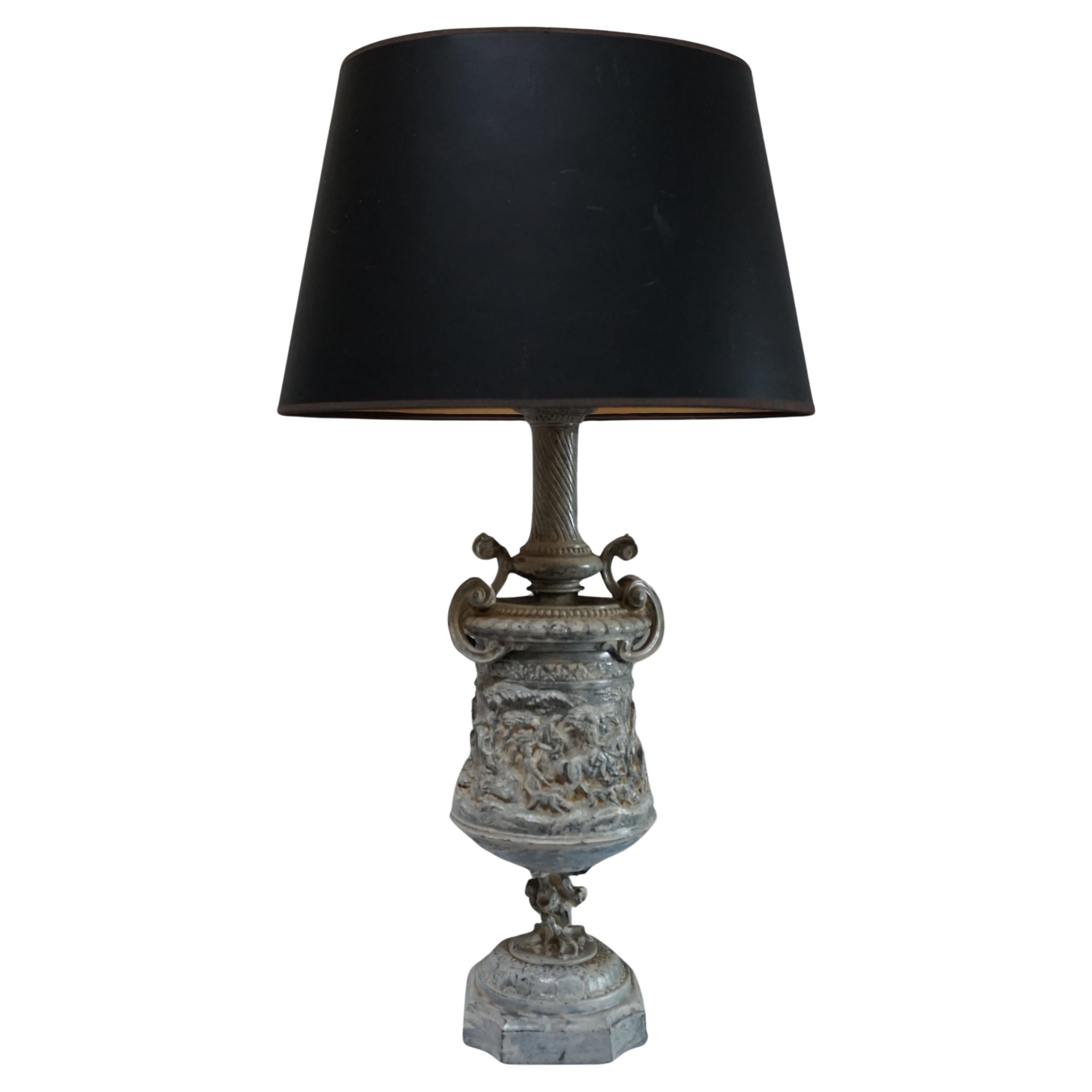 Lampe urne française ancienne de style néoclassique sur pied en zinc en vente