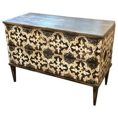 Commode ancienne de style néo-classique peinte en noir et blanc