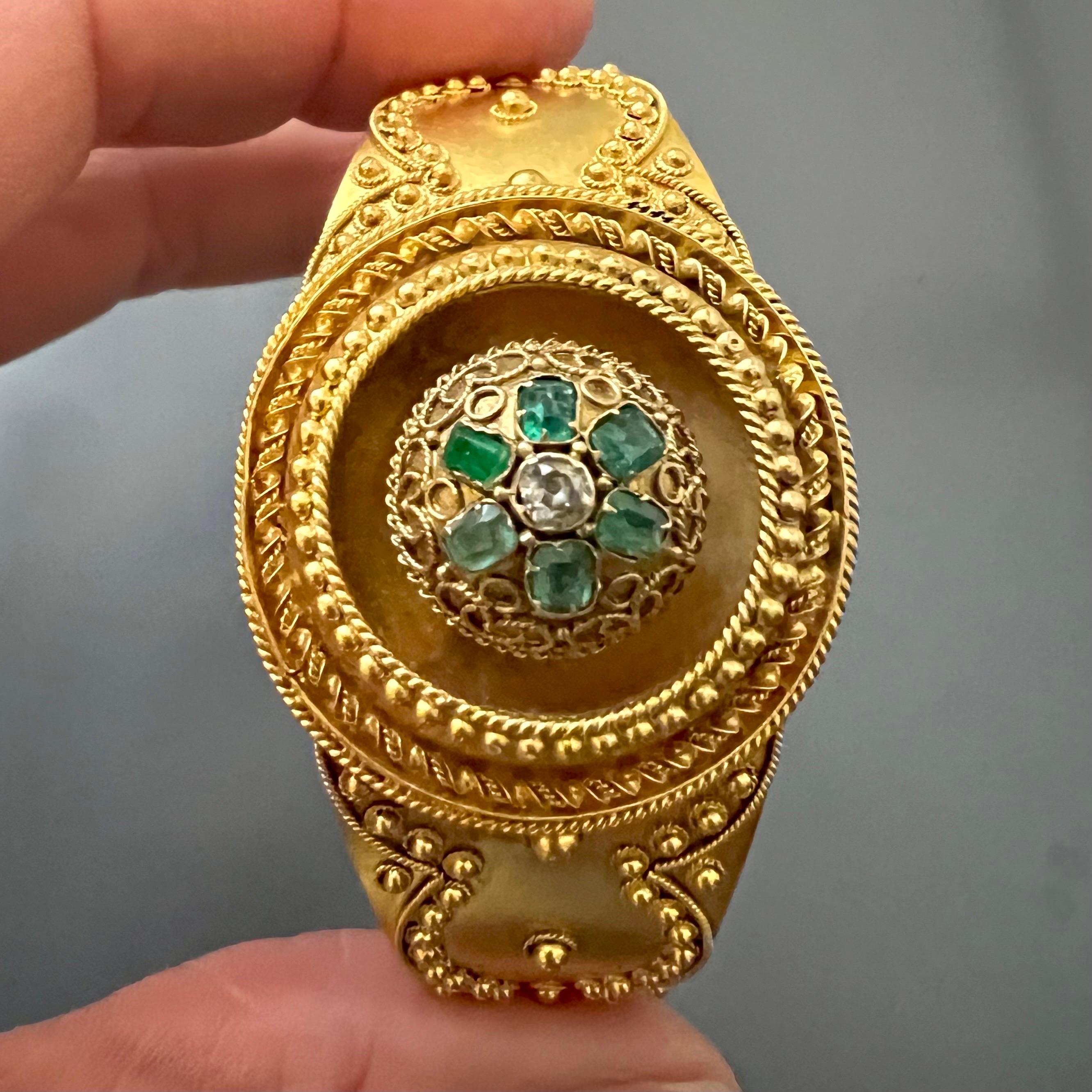 Antique Neo-Etruscan 18K Gold Emerald Diamond Bracelet, England 19th Century In Good Condition For Sale In Rotterdam, NL
