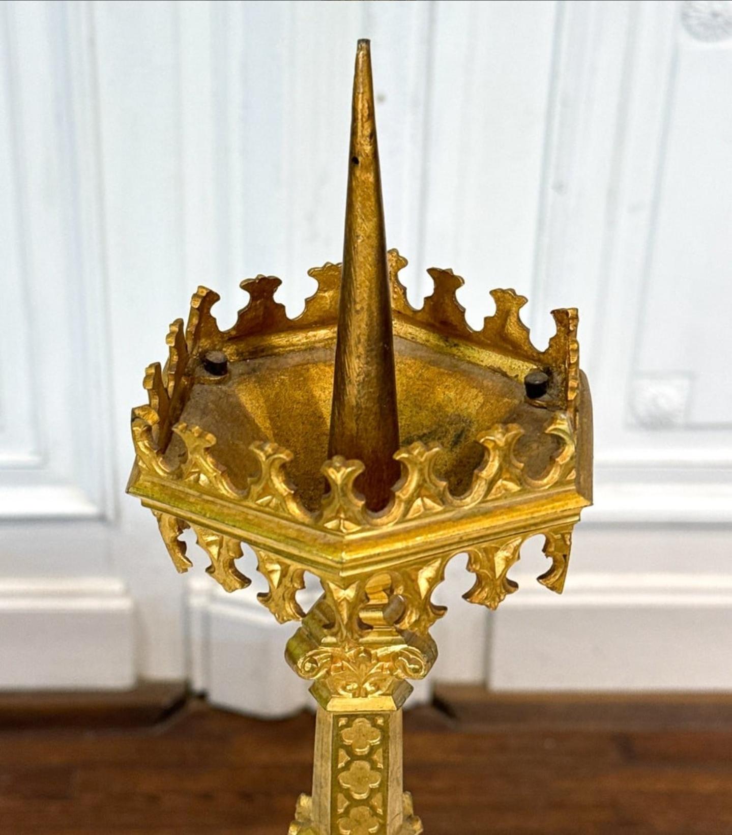 Antiguo candelabro neogótico de bronce dorado Pricket Dorado en venta