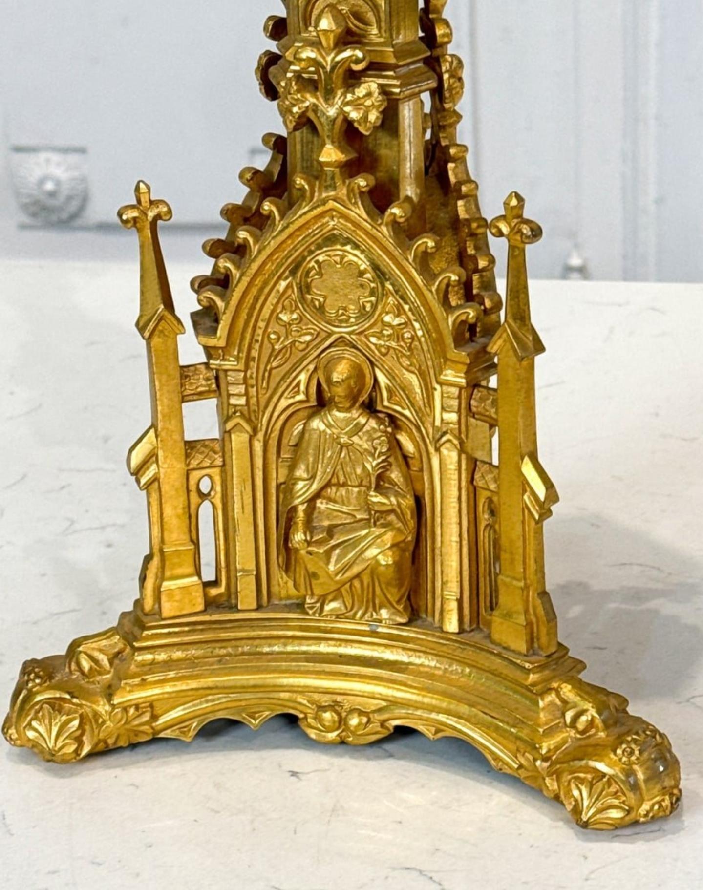 Antiguo candelabro neogótico de bronce dorado Pricket en Bueno estado para la venta en Forney, TX