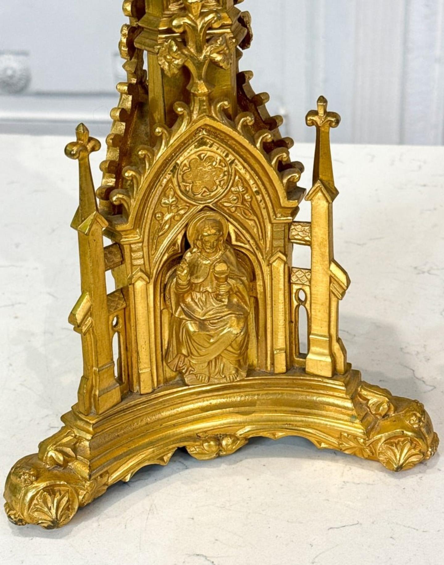 Antiguo candelabro neogótico de bronce dorado Pricket siglo XIX en venta