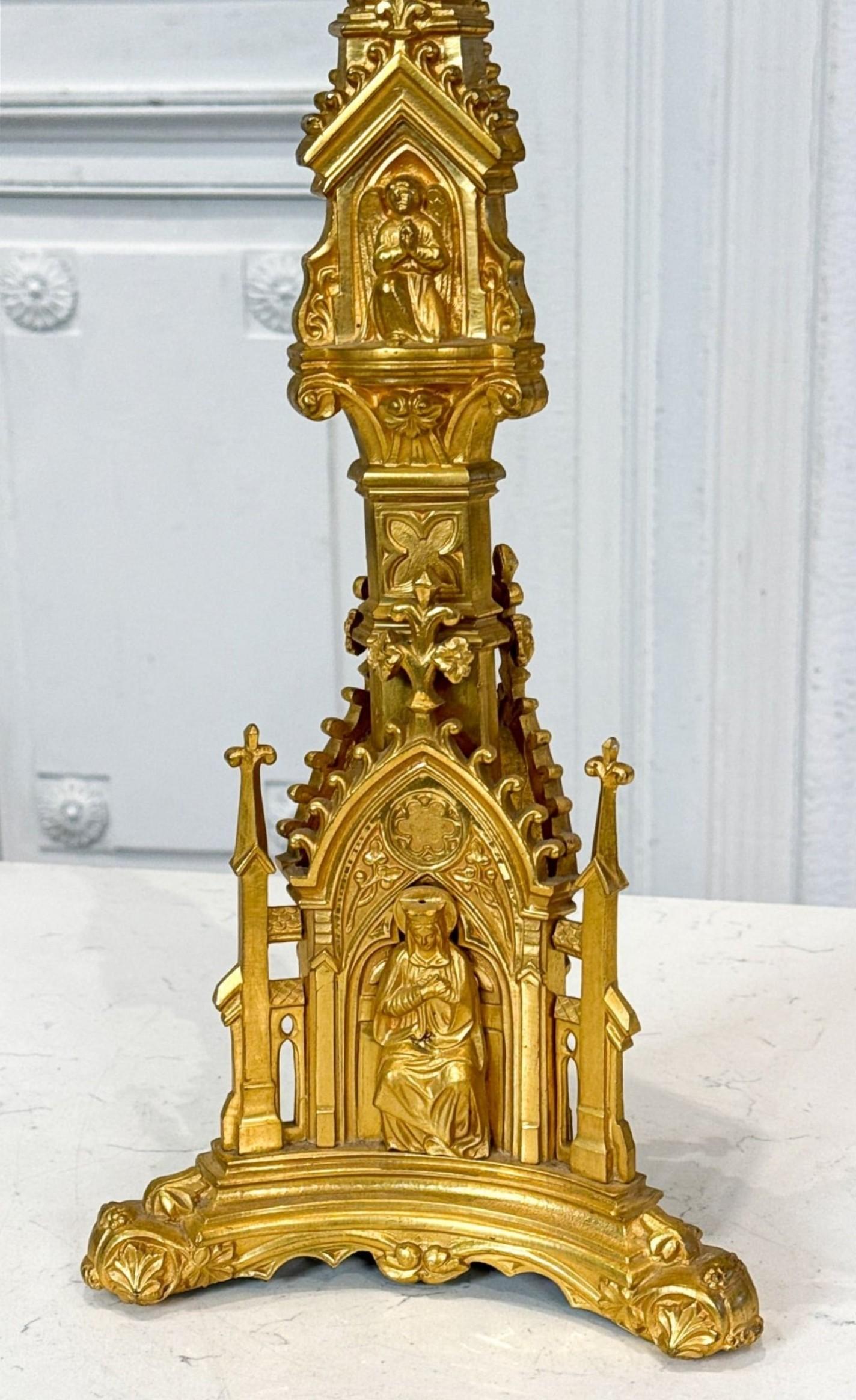 Antiguo candelabro neogótico de bronce dorado Pricket Bronce en venta