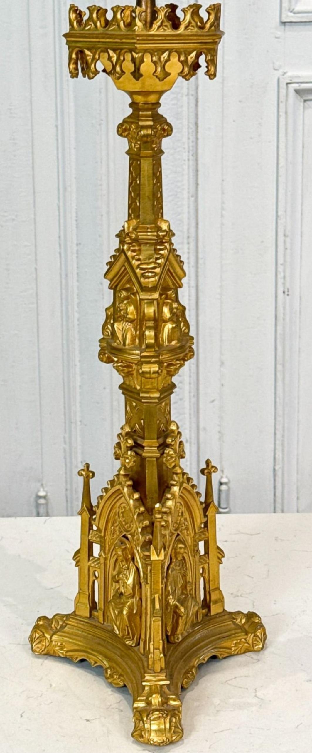 Antiguo candelabro neogótico de bronce dorado Pricket en venta 1