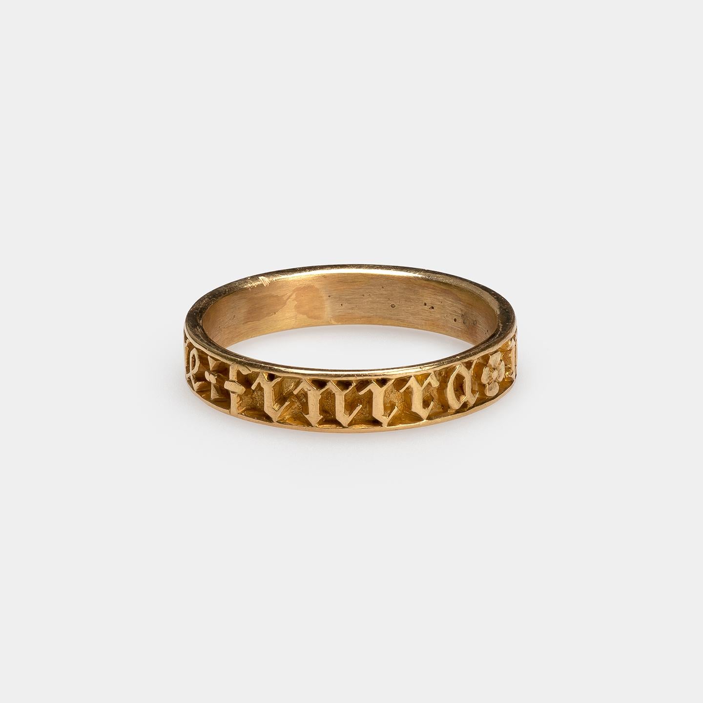 Antique Neo-Gothic Gold Band Ring with inscription In Good Condition For Sale In Chicago, IL