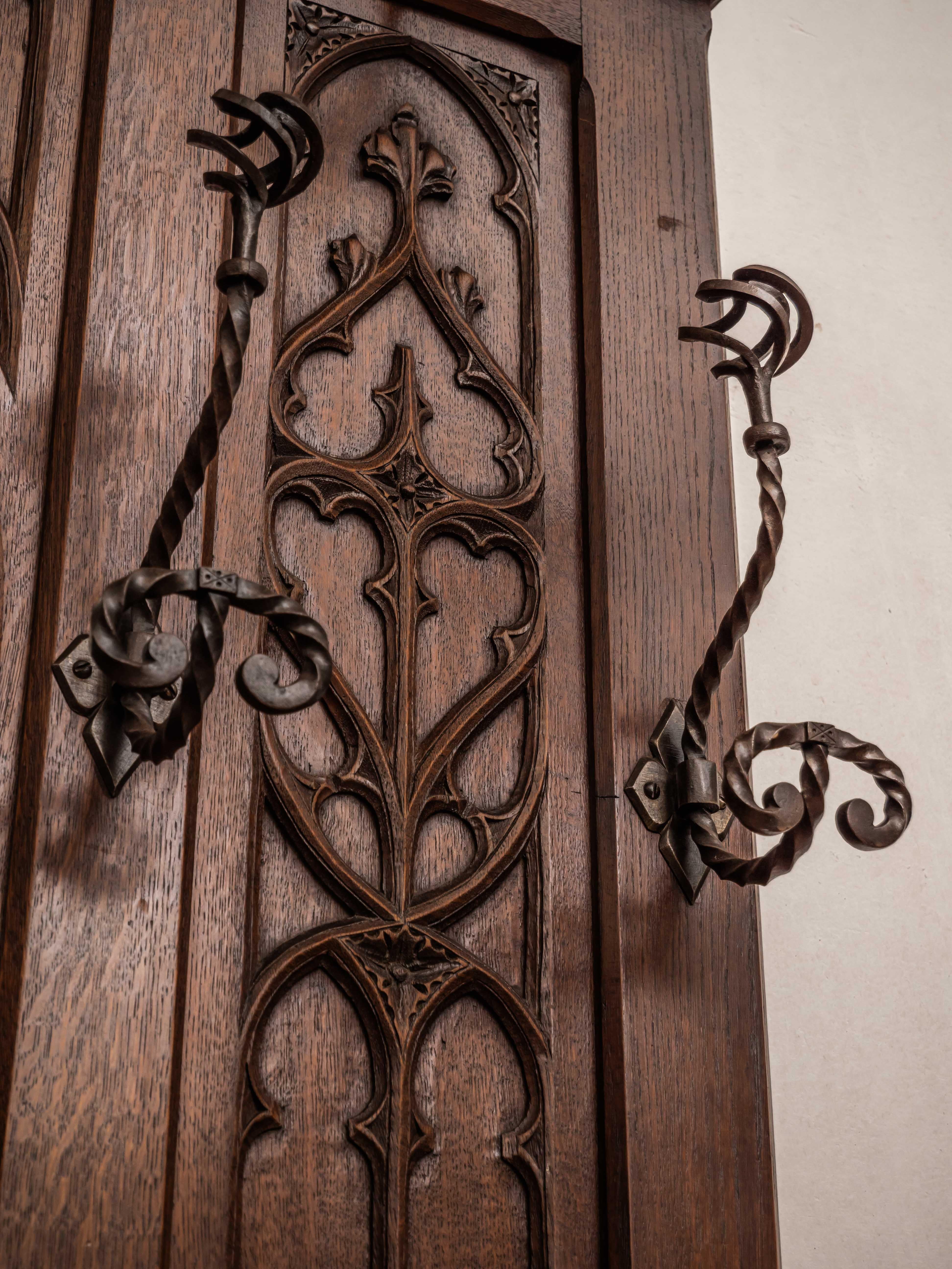 Antique Neo-Gothic wall hanging with bench In Good Condition For Sale In STRAČOV, CZ