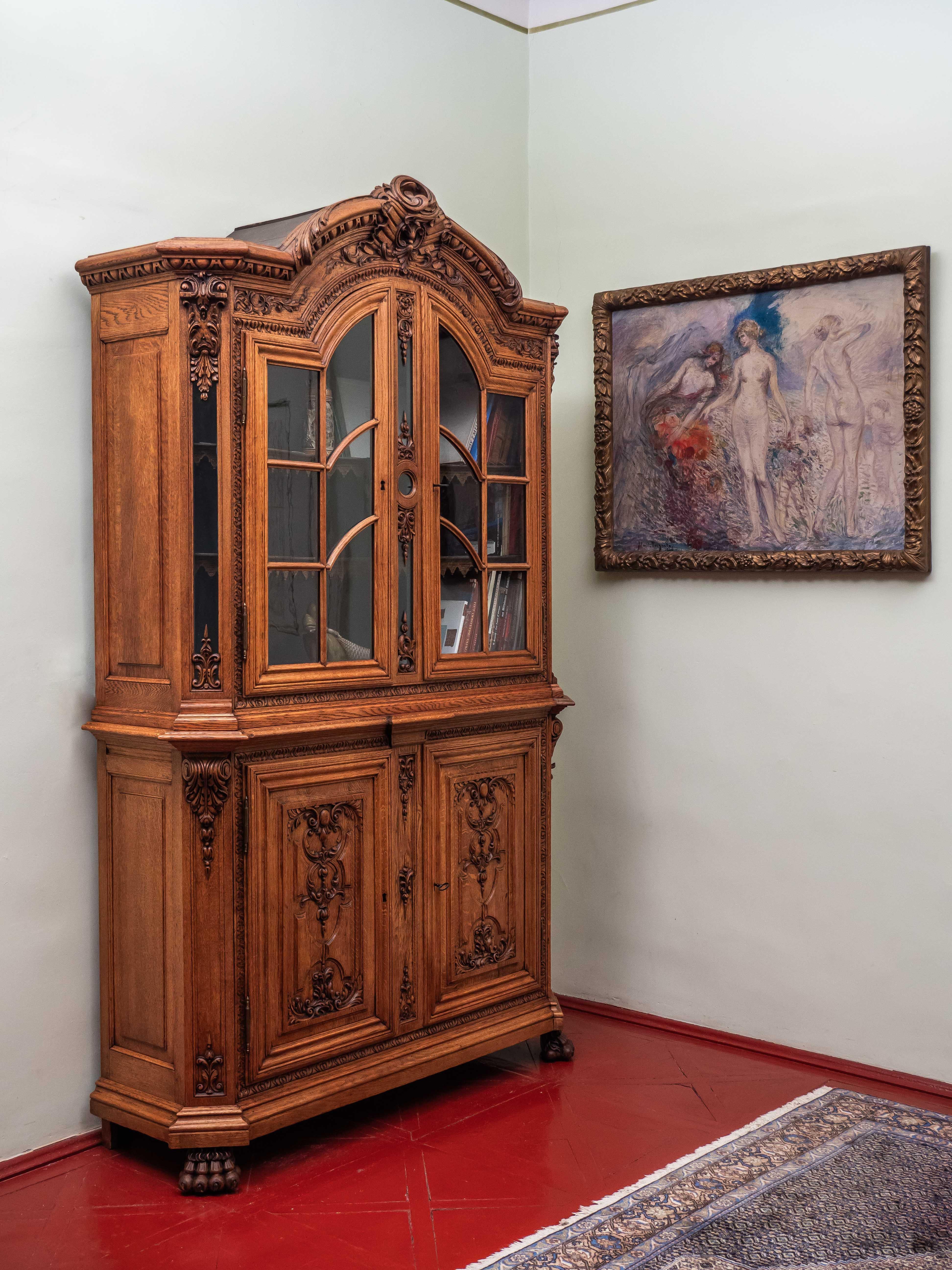 Antique Neo-Rococo bookcase / sideboard oak

Solid oak sideboard richly carved in rococo style. Precise carving work from the second half of the 19th century. Choice oak. The sideboard / bookcase consists of two parts: the upper glass part with