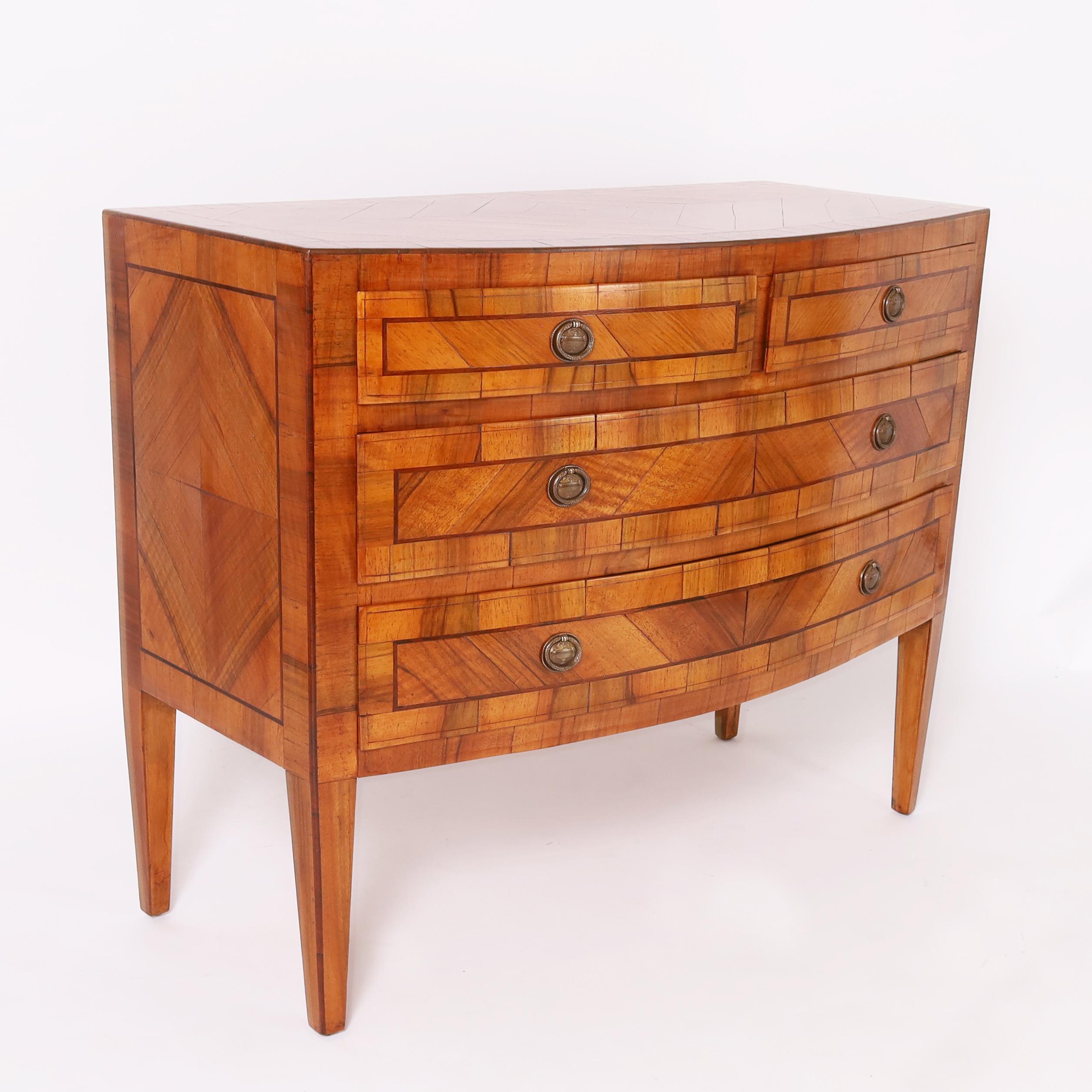 Neoclassico Antica commode o cassettiera neoclassica in noce continentale in vendita